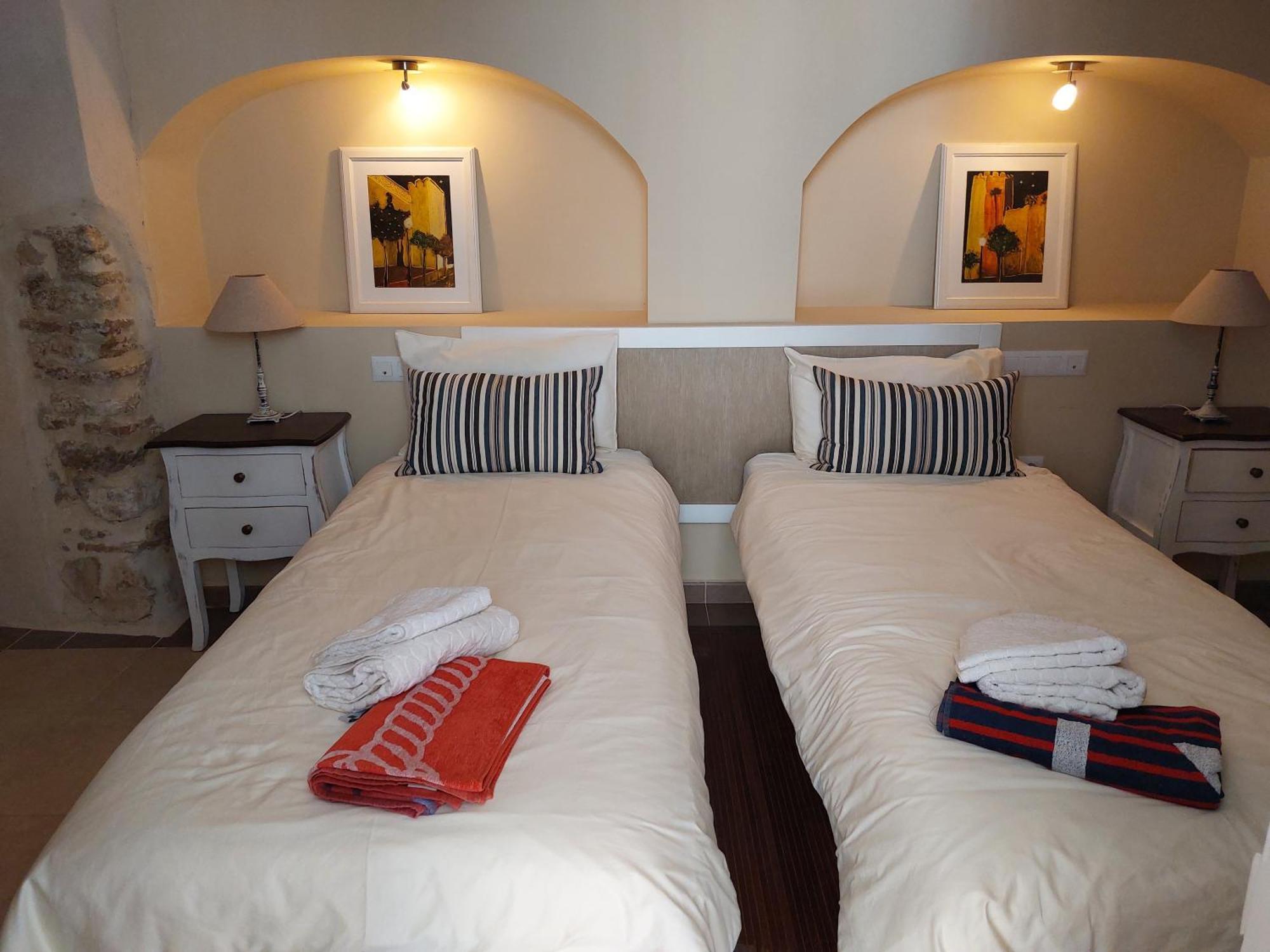 Apartamento Sidonia, Luxury Historic Modern Townhouse, Swimming Pool, Terraces, Sea View.