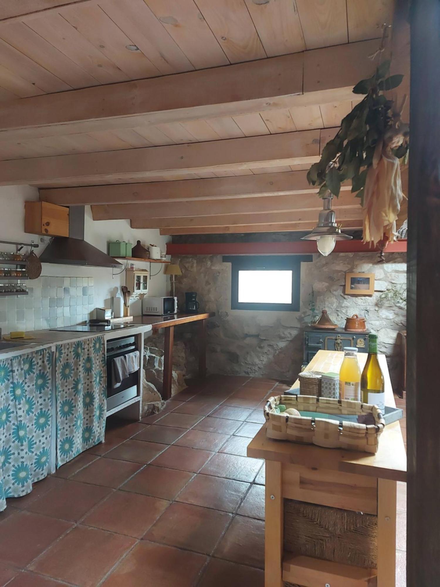 Casa Corazón De Piedra En El Río Dulce Aragosa