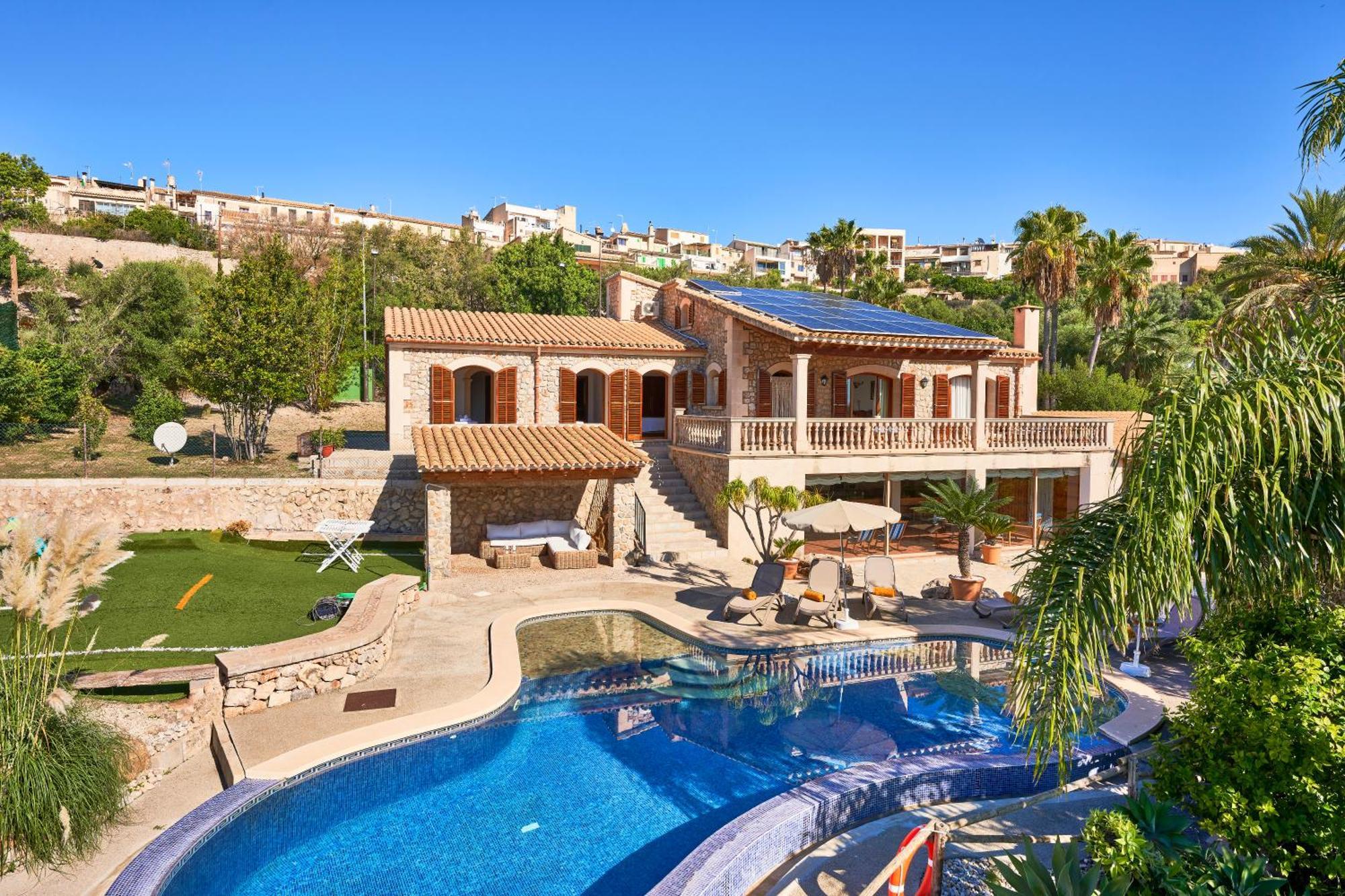 Villa Quiet In With Amazing Pool, Paddle Court And Garden Buger