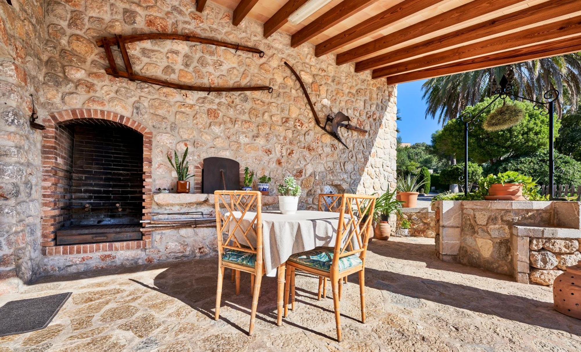 Quiet In With Amazing Pool, Paddle Court And Garden Buger