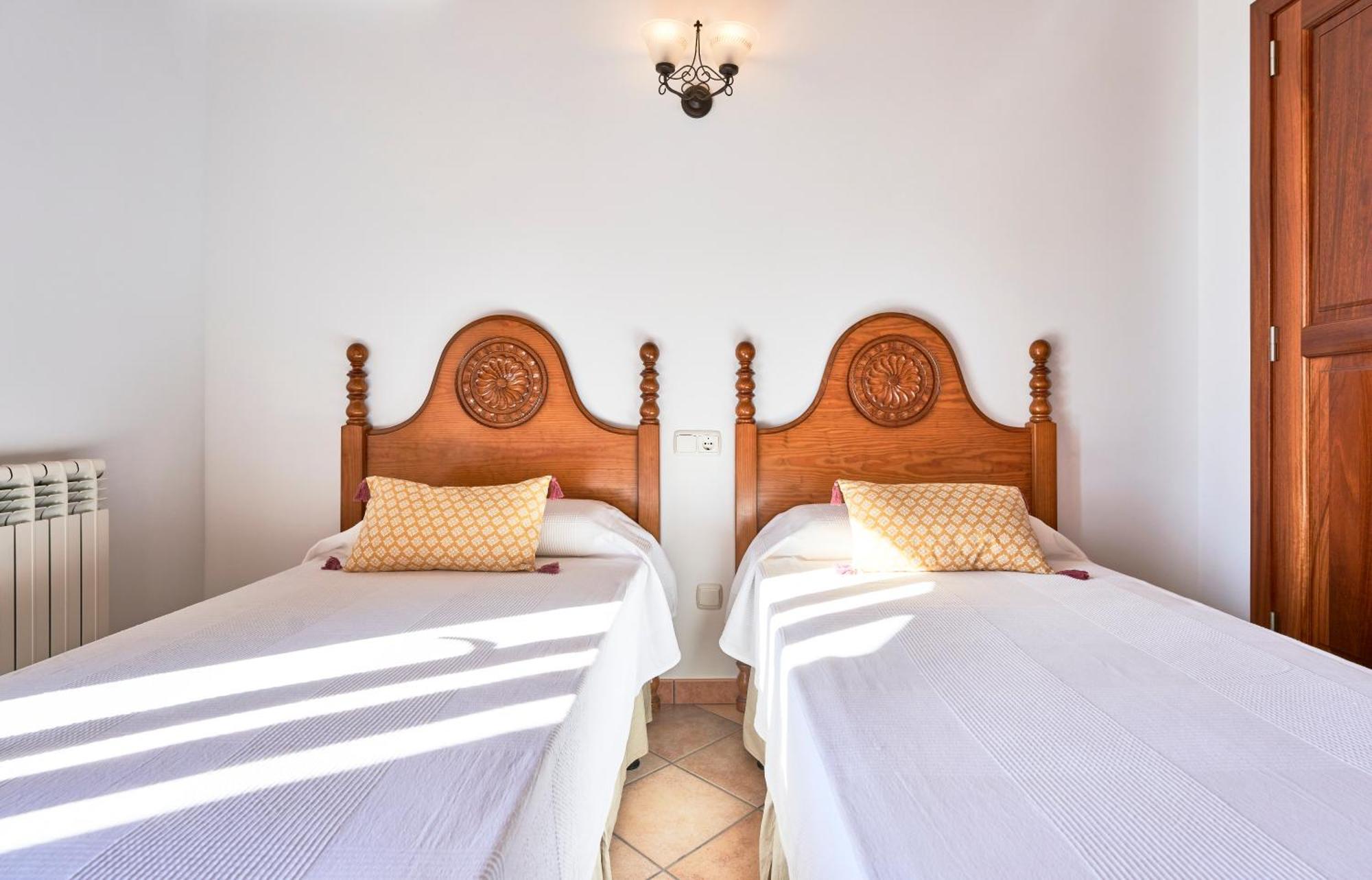 Quiet In With Amazing Pool, Paddle Court And Garden * Buger