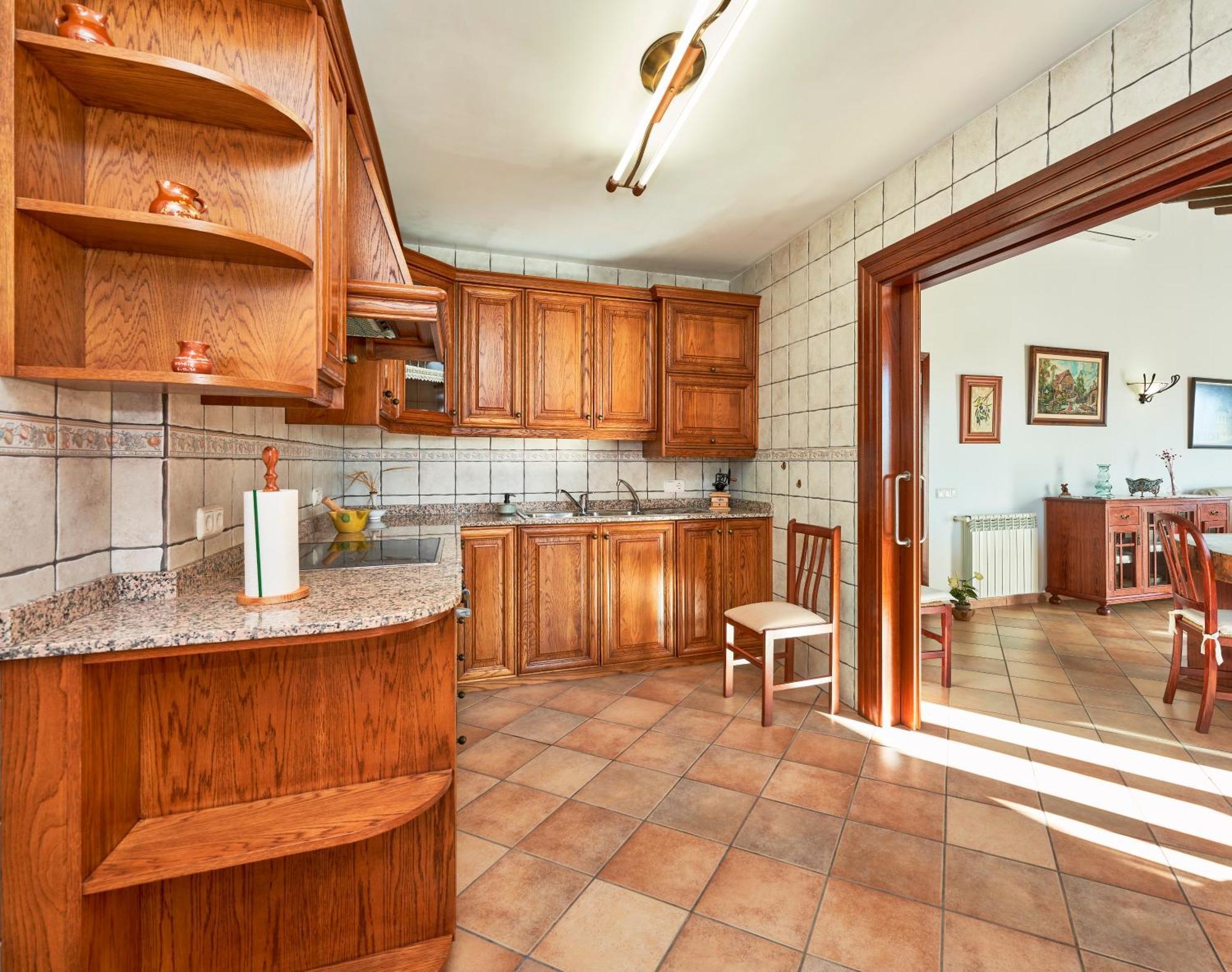 Quiet In With Amazing Pool, Paddle Court And Garden Buger