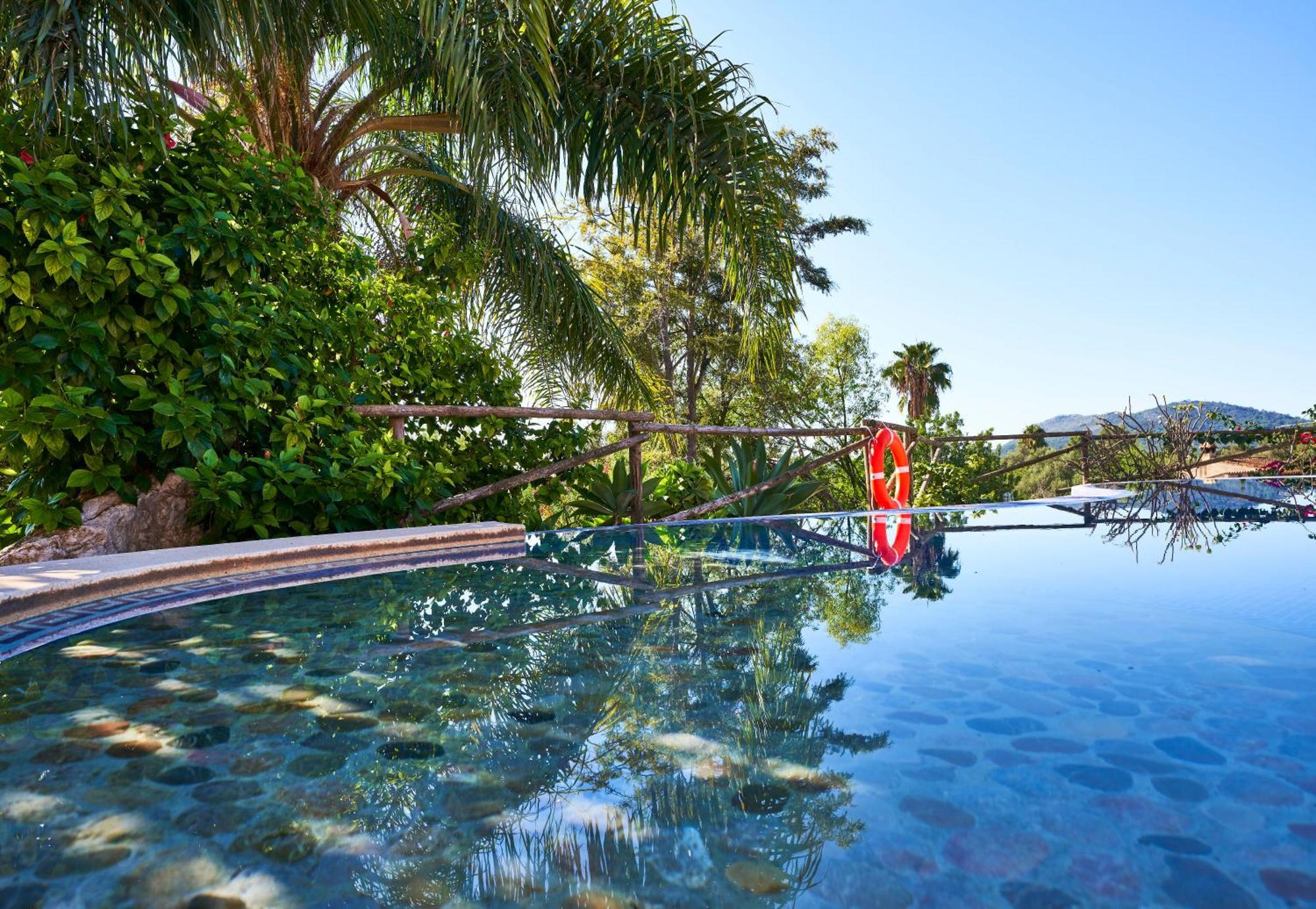 Villa Quiet In With Amazing Pool, Paddle Court And Garden Buger