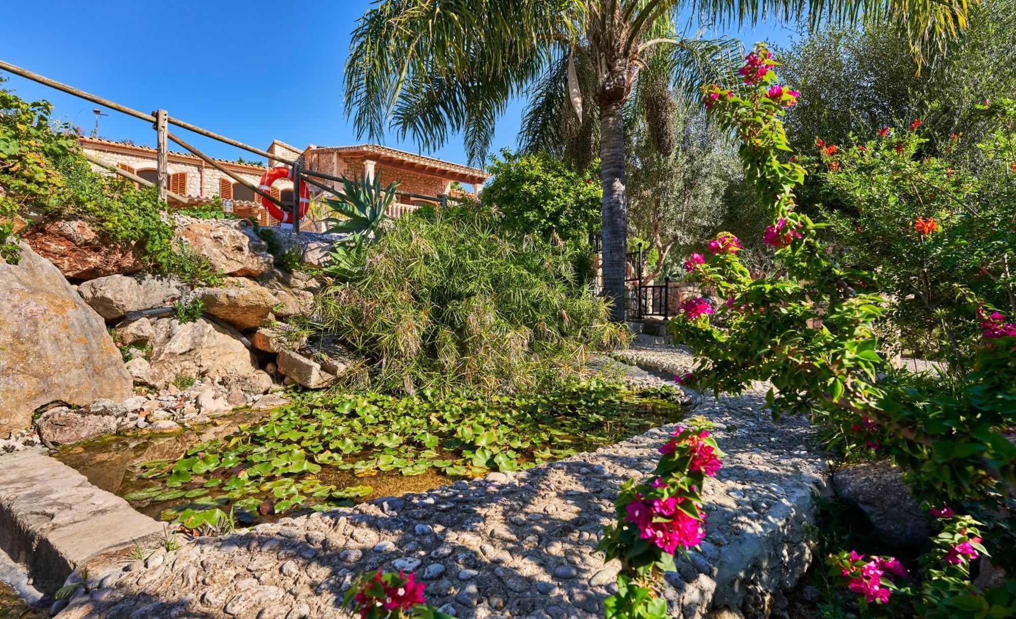 Villa Quiet In With Amazing Pool, Paddle Court And Garden Buger