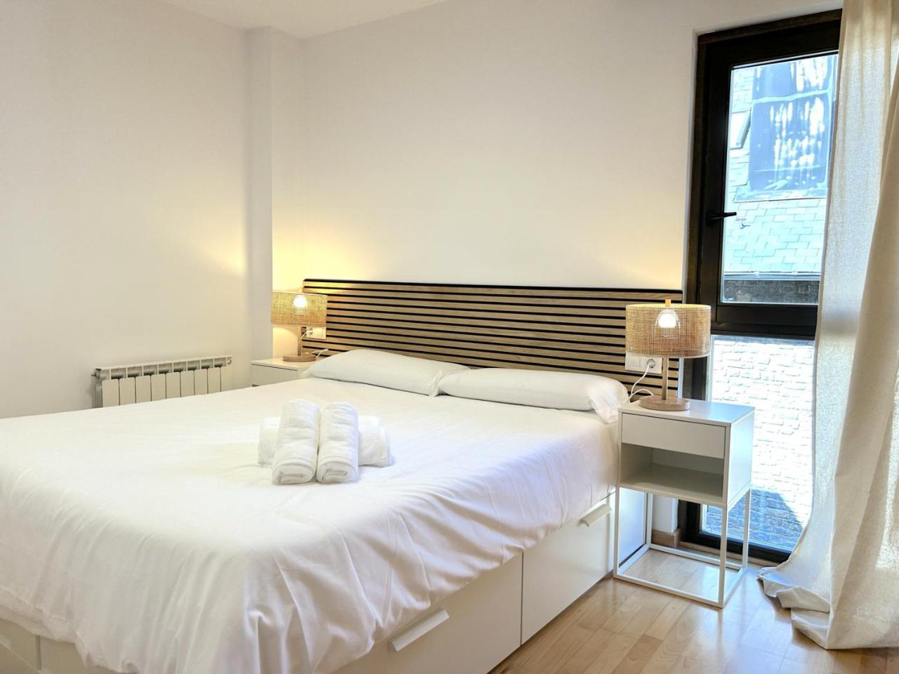 Modern I Familiar A By Rural D'aneu