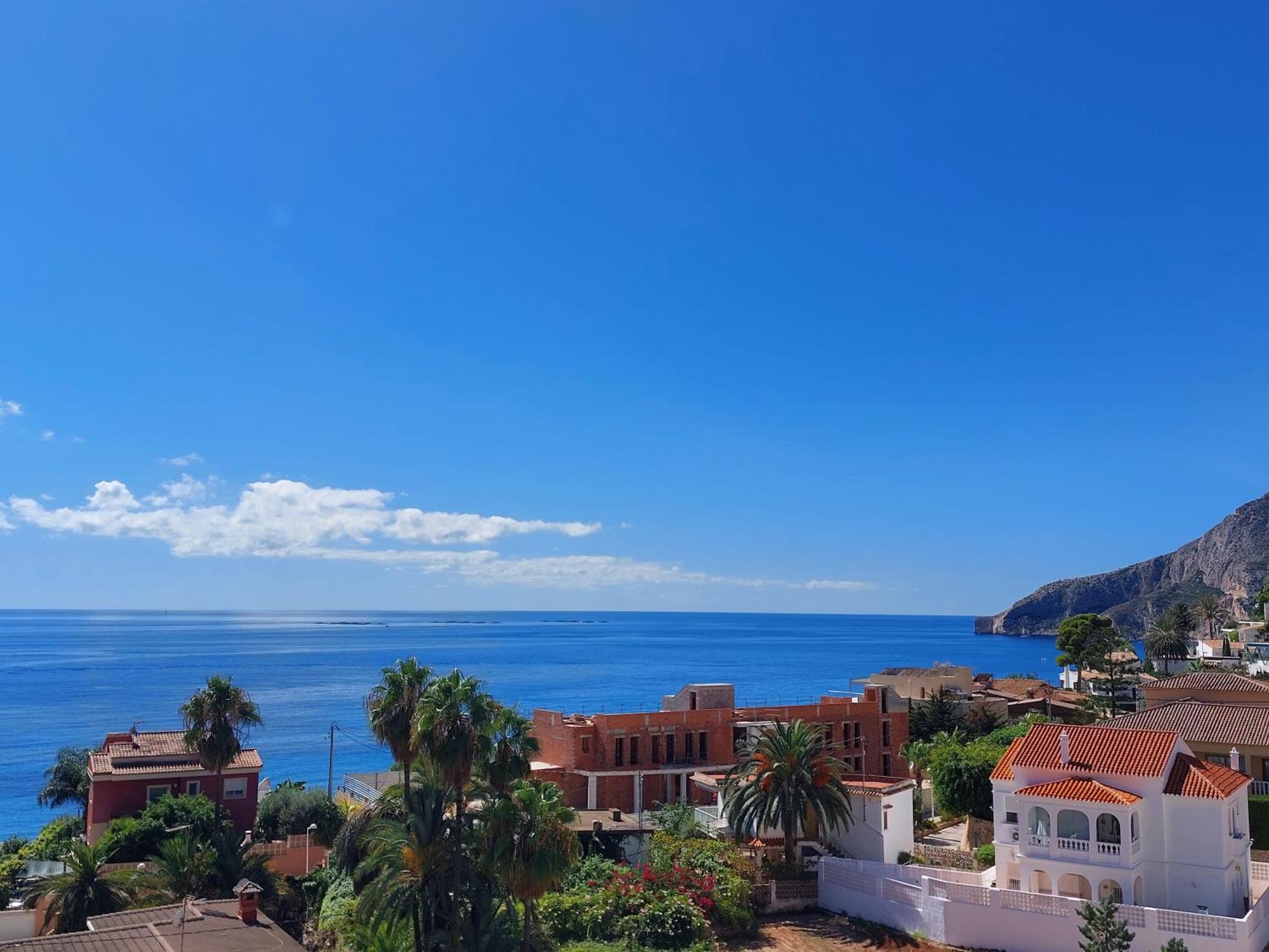 Vistas Al Mar. Junto A La Playa. Garaje Y Piscina. *