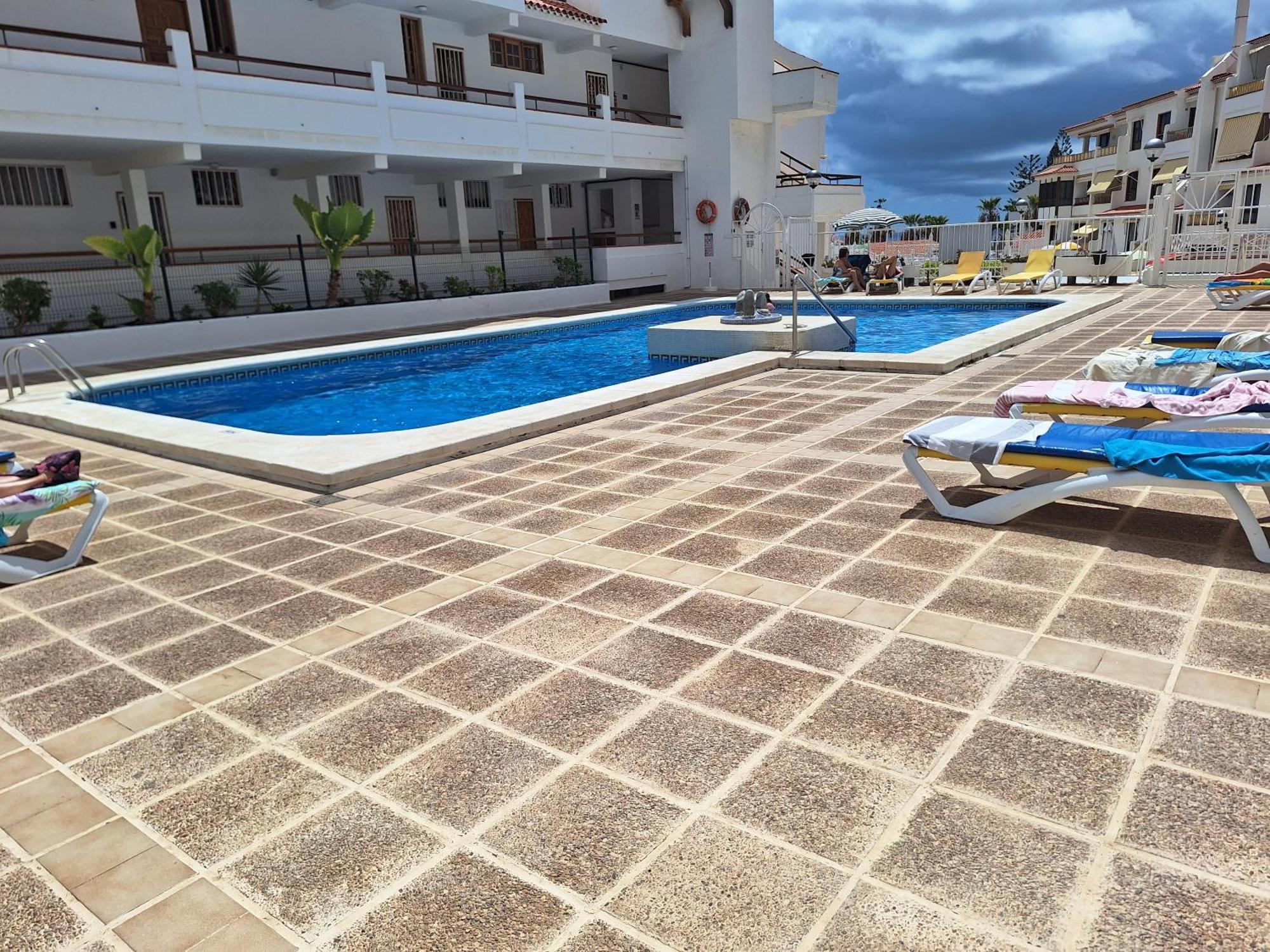 Parque Margarita, Terraza Vista Piscina Apartamento