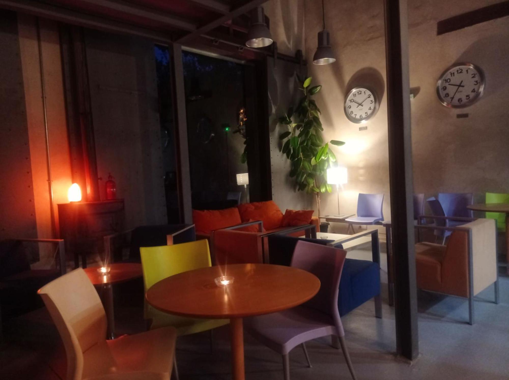& Cafeteria Via De La Plata * Hervas