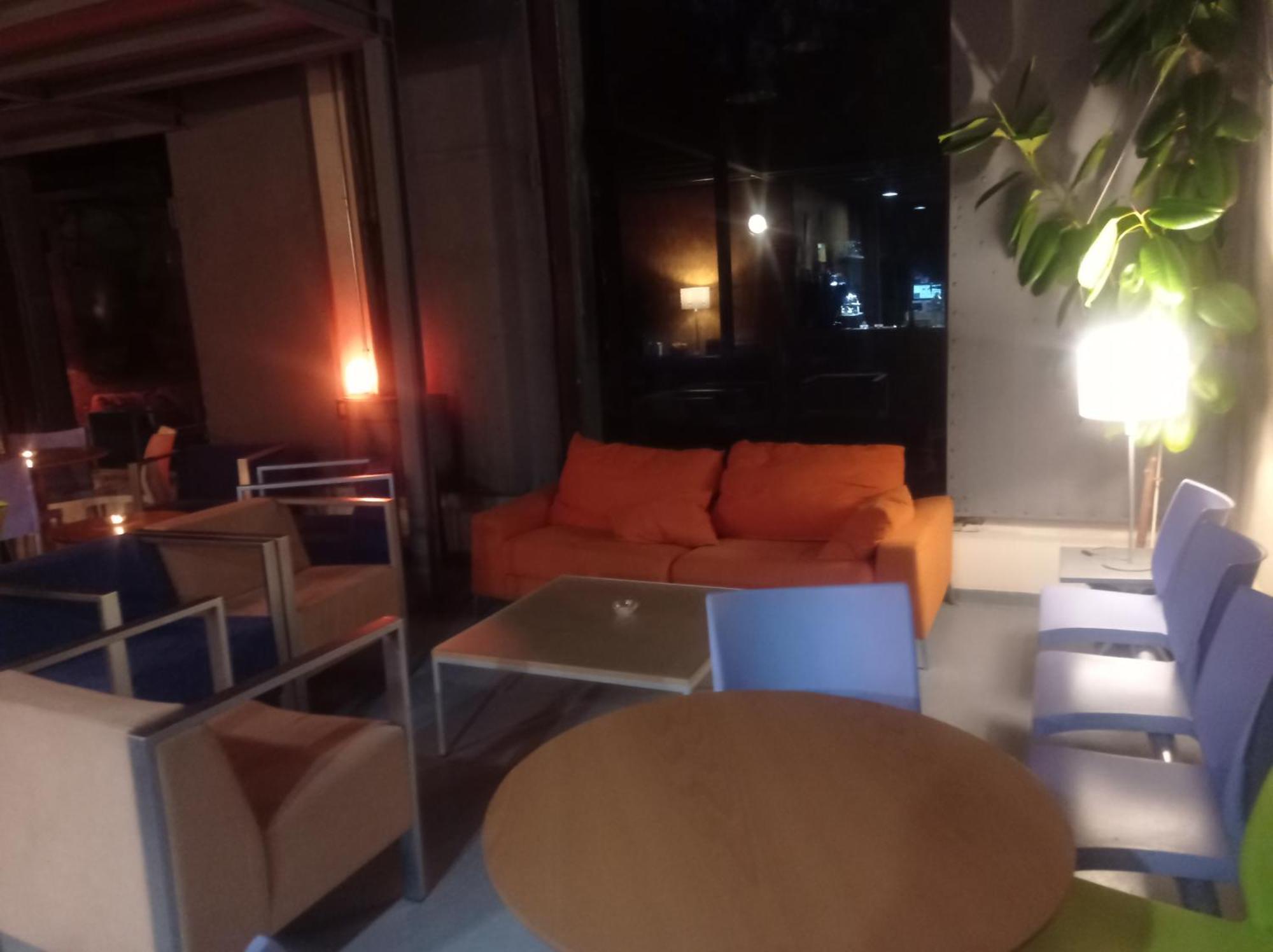 & Cafeteria Via De La Plata Hostel