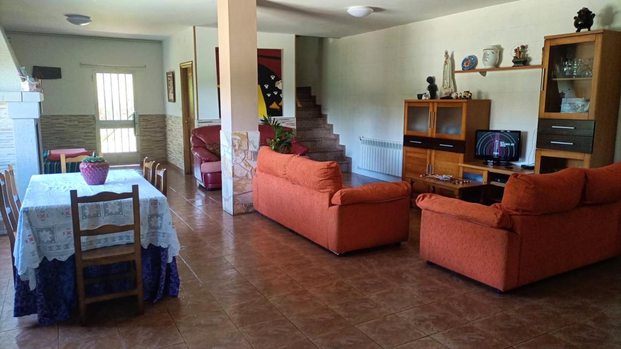 Сasa de vacaciones Spacious House With Garden In - Family-friendly