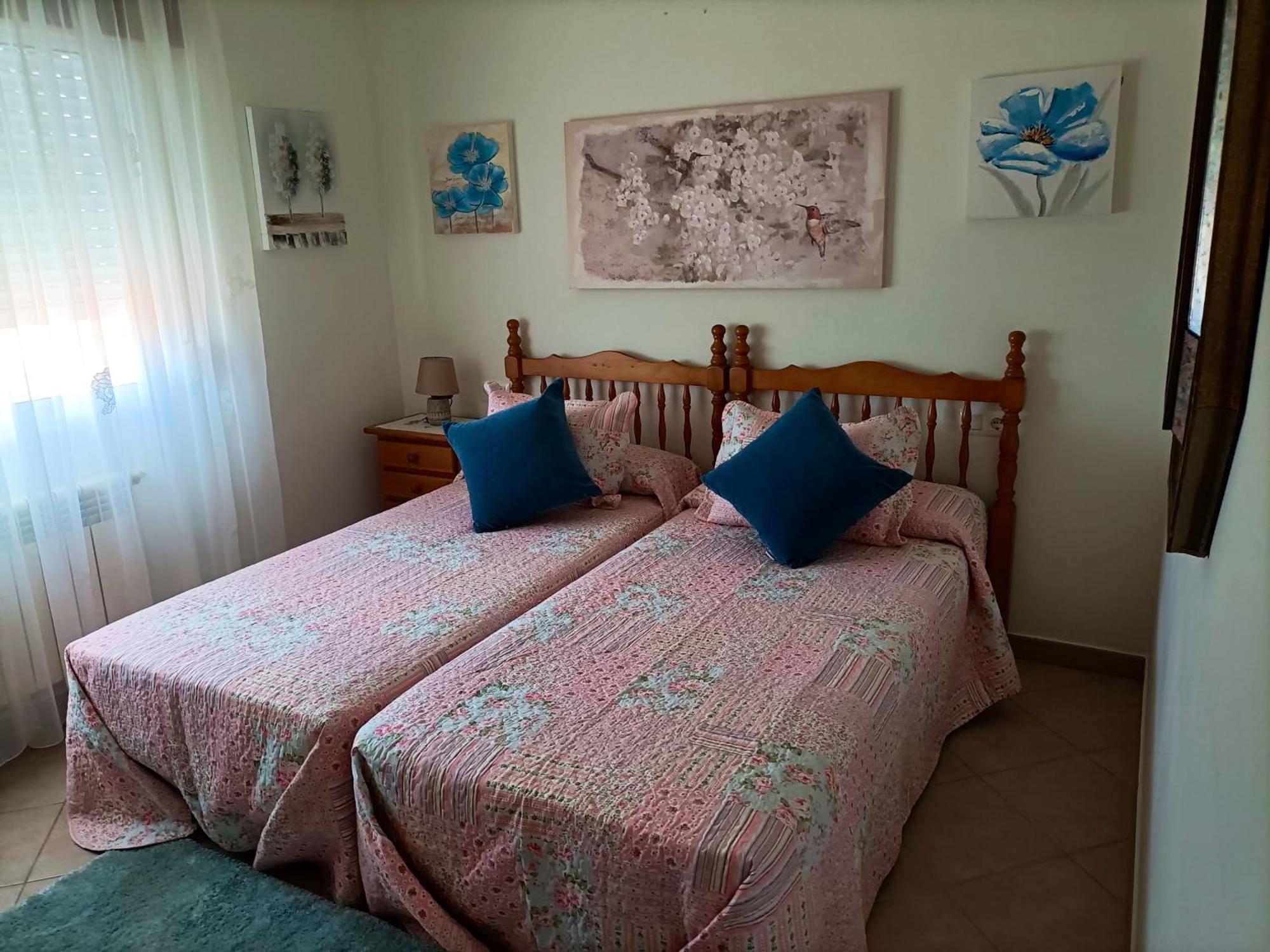 Сasa de vacaciones Spacious House With Garden In - Family-friendly