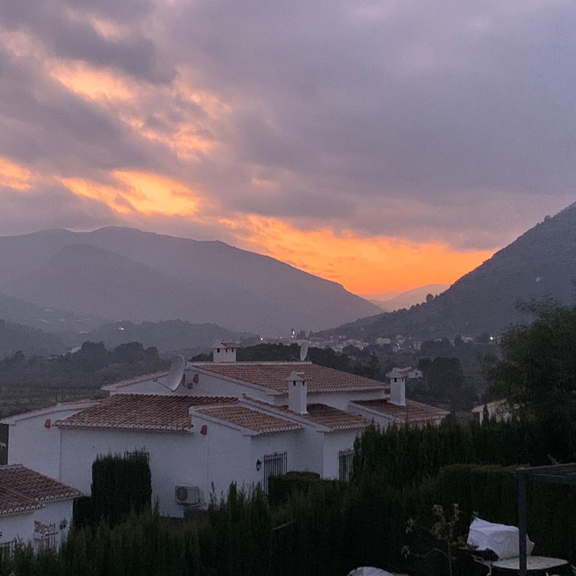 Stunning Mountain Views! Private With Fabulous Communal Pool! Сasa de vacaciones