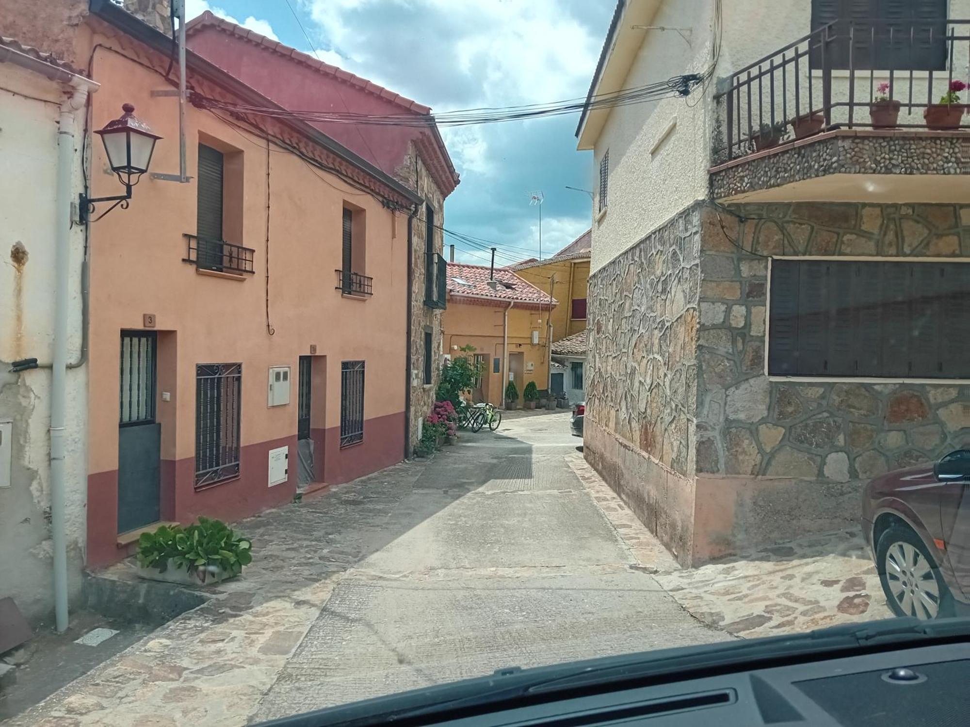 Chalet Casita Con Encanto: Tranquil Sierra Madrid Retreat With Wi-fi *