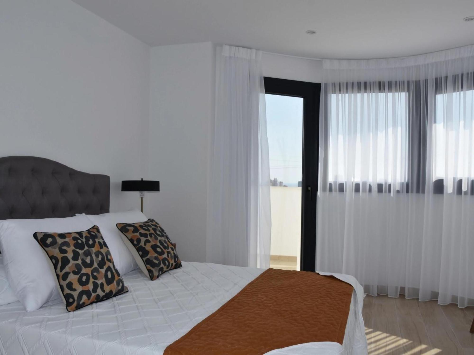 Modern In With Sea Views *