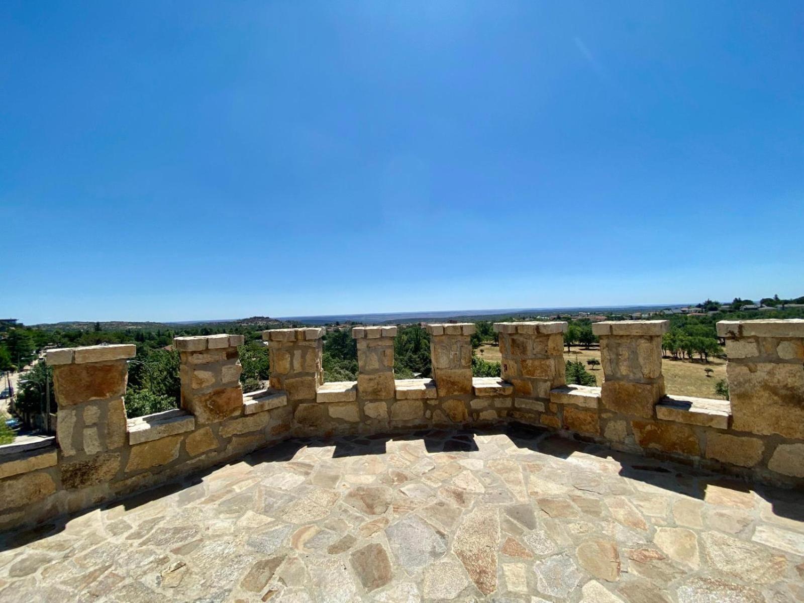 Magnífico Castillo Privado, Elevado En La Roca *