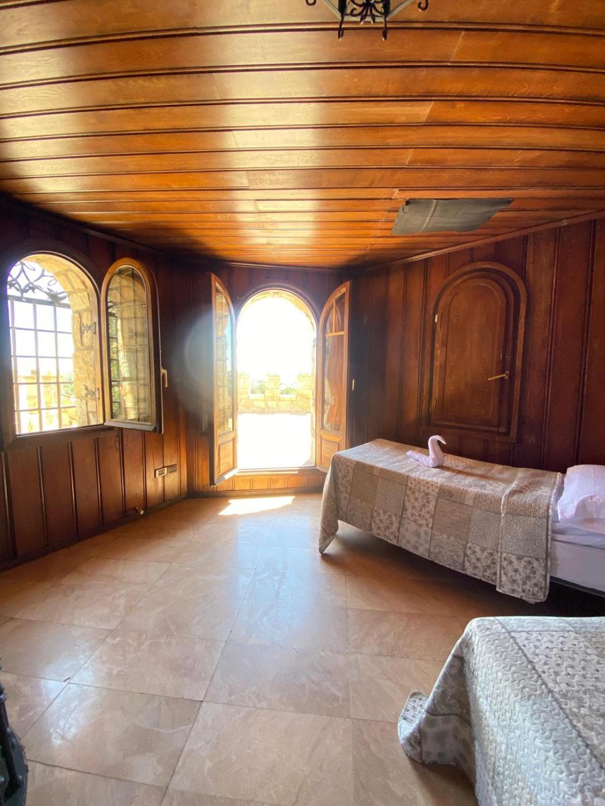 Magnífico Castillo Privado, Elevado En La Roca La Cabrera