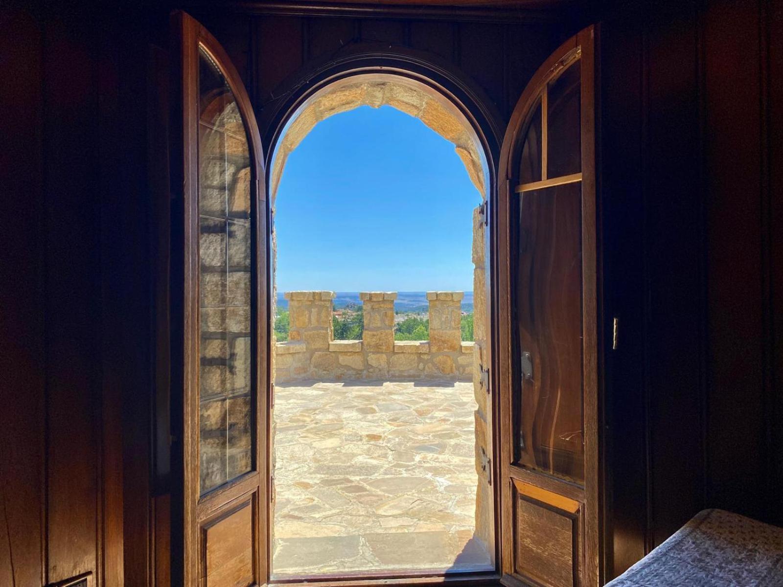 Magnífico Castillo Privado, Elevado En La Roca La Cabrera