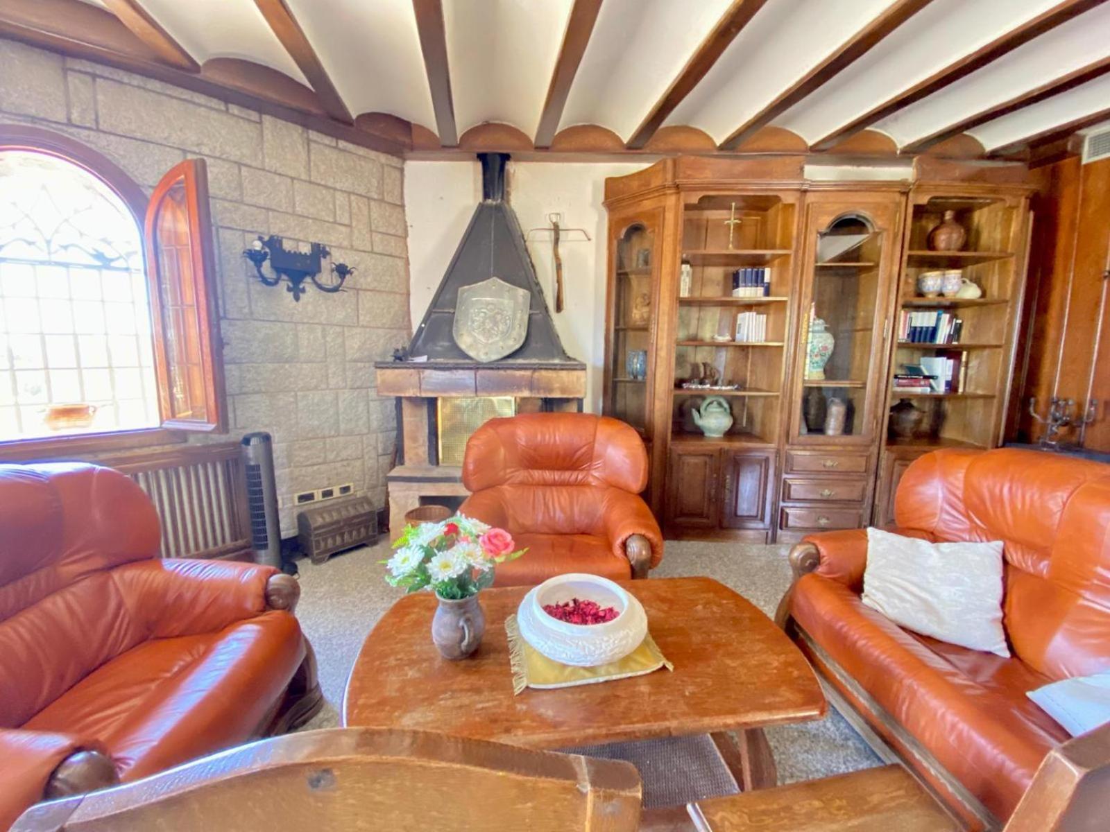 Magnífico Castillo Privado, Elevado En La Roca La Cabrera