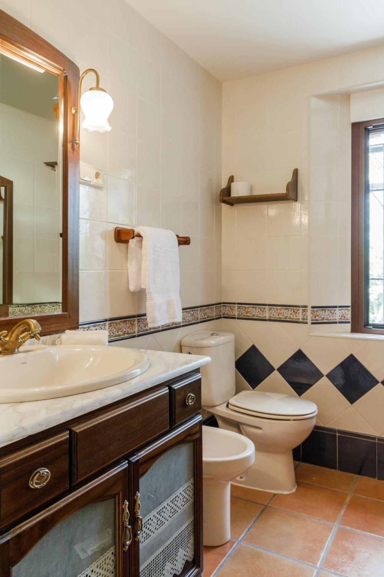 En Con Piscina Y Un Maravilloso Jardin Holiday home Candeleda