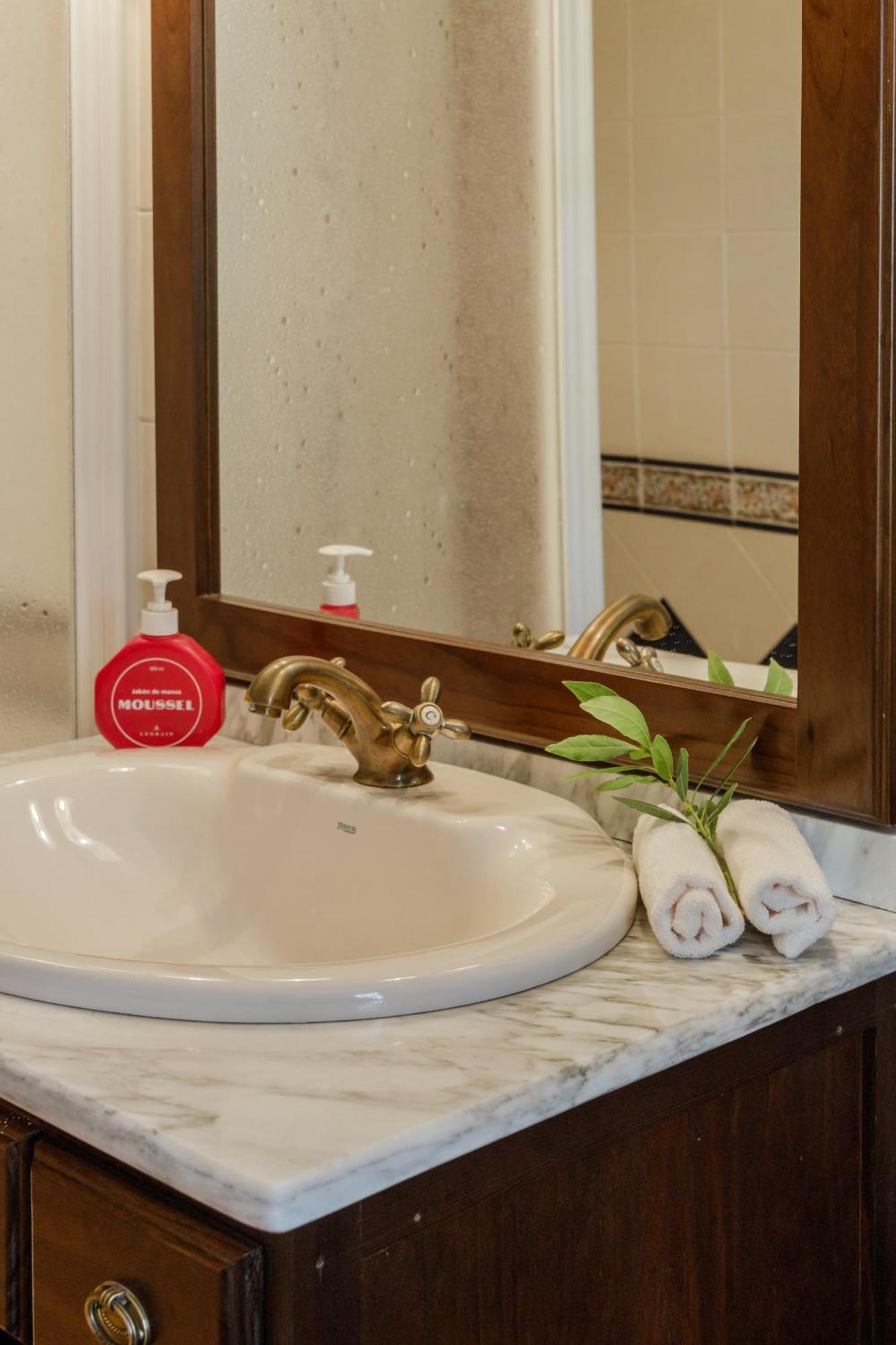 En Con Piscina Y Un Maravilloso Jardin Holiday home Candeleda