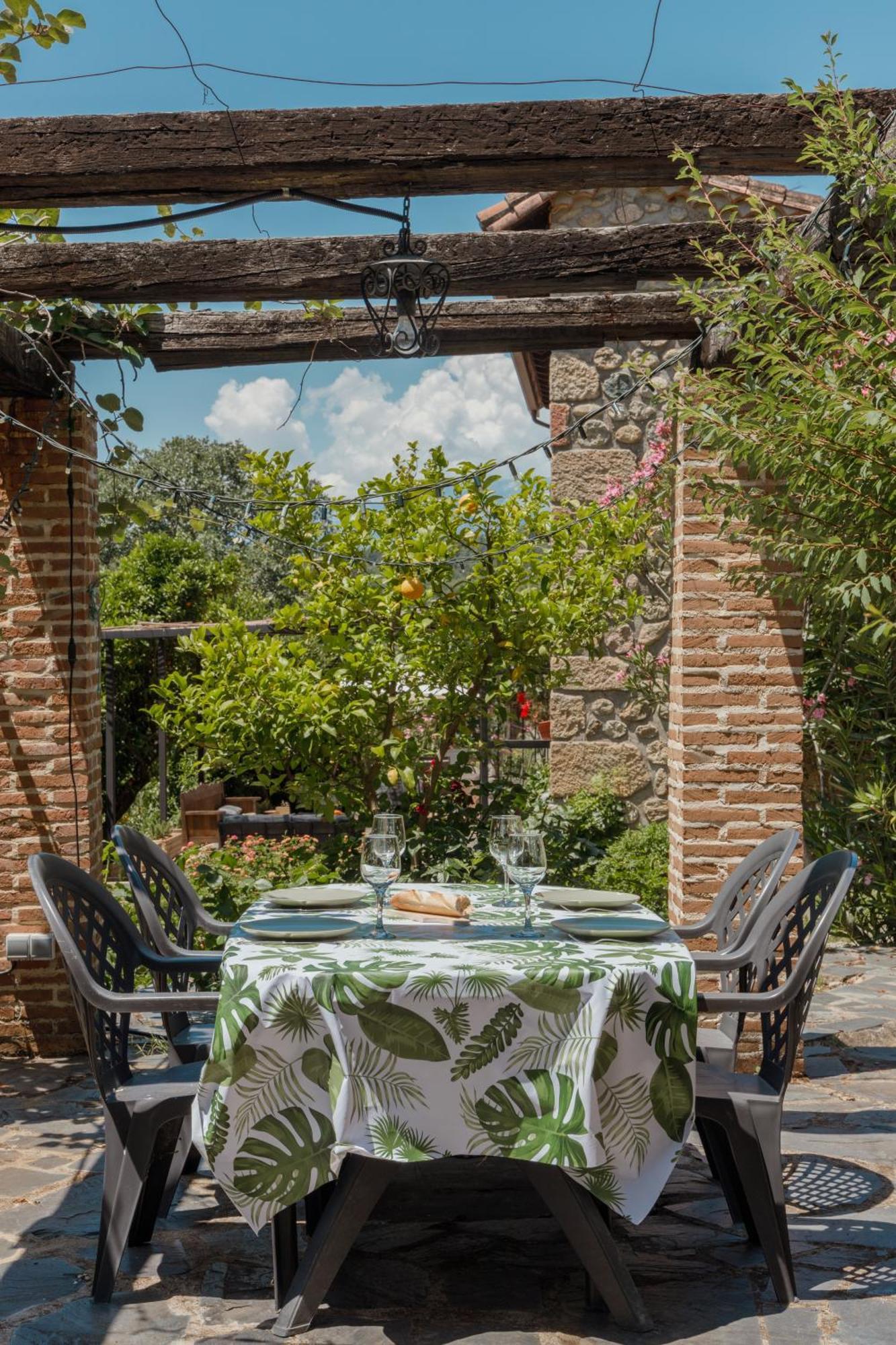 En Con Piscina Y Un Maravilloso Jardin Holiday home Candeleda