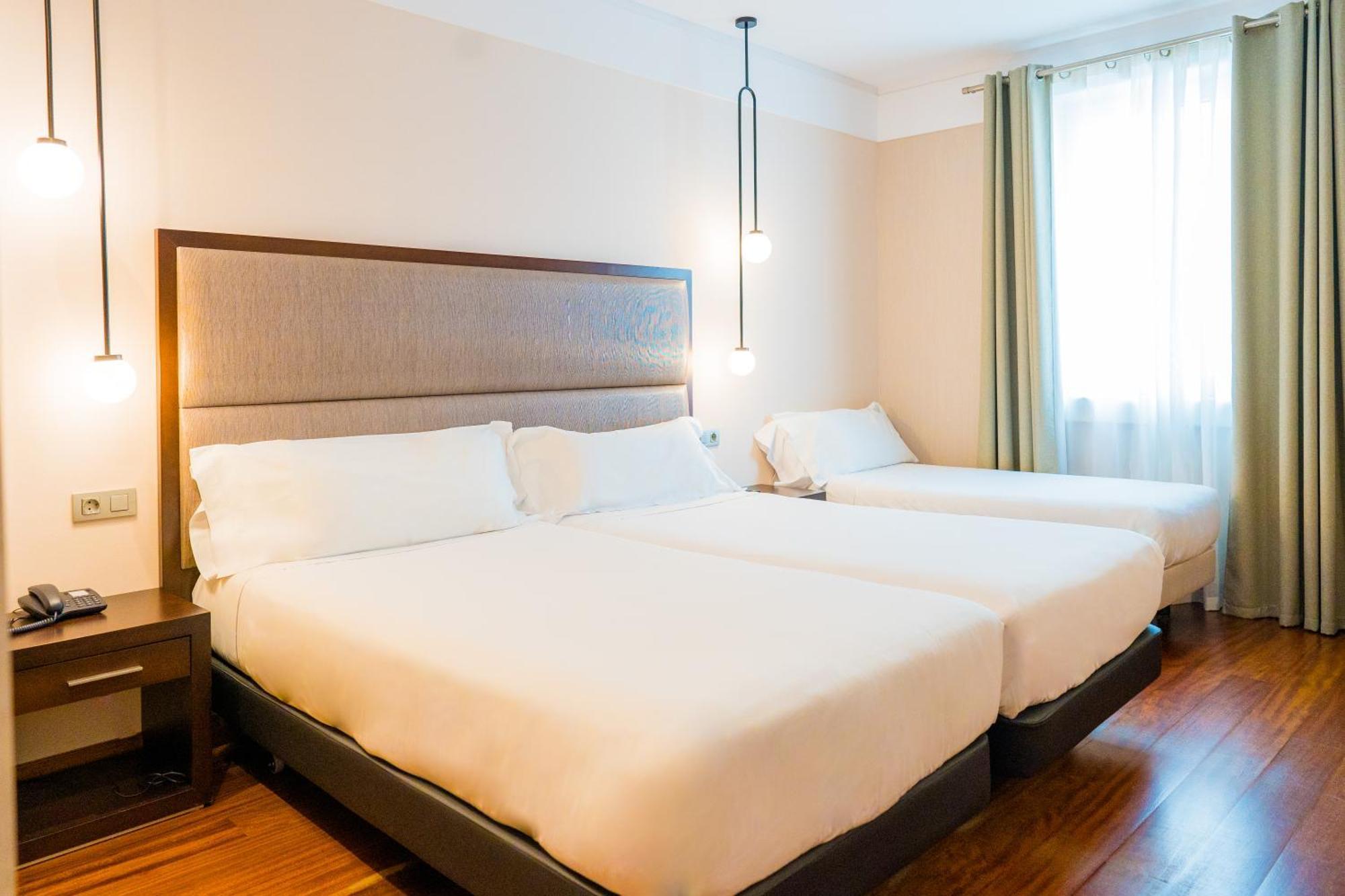 Hotel Compostela 4*