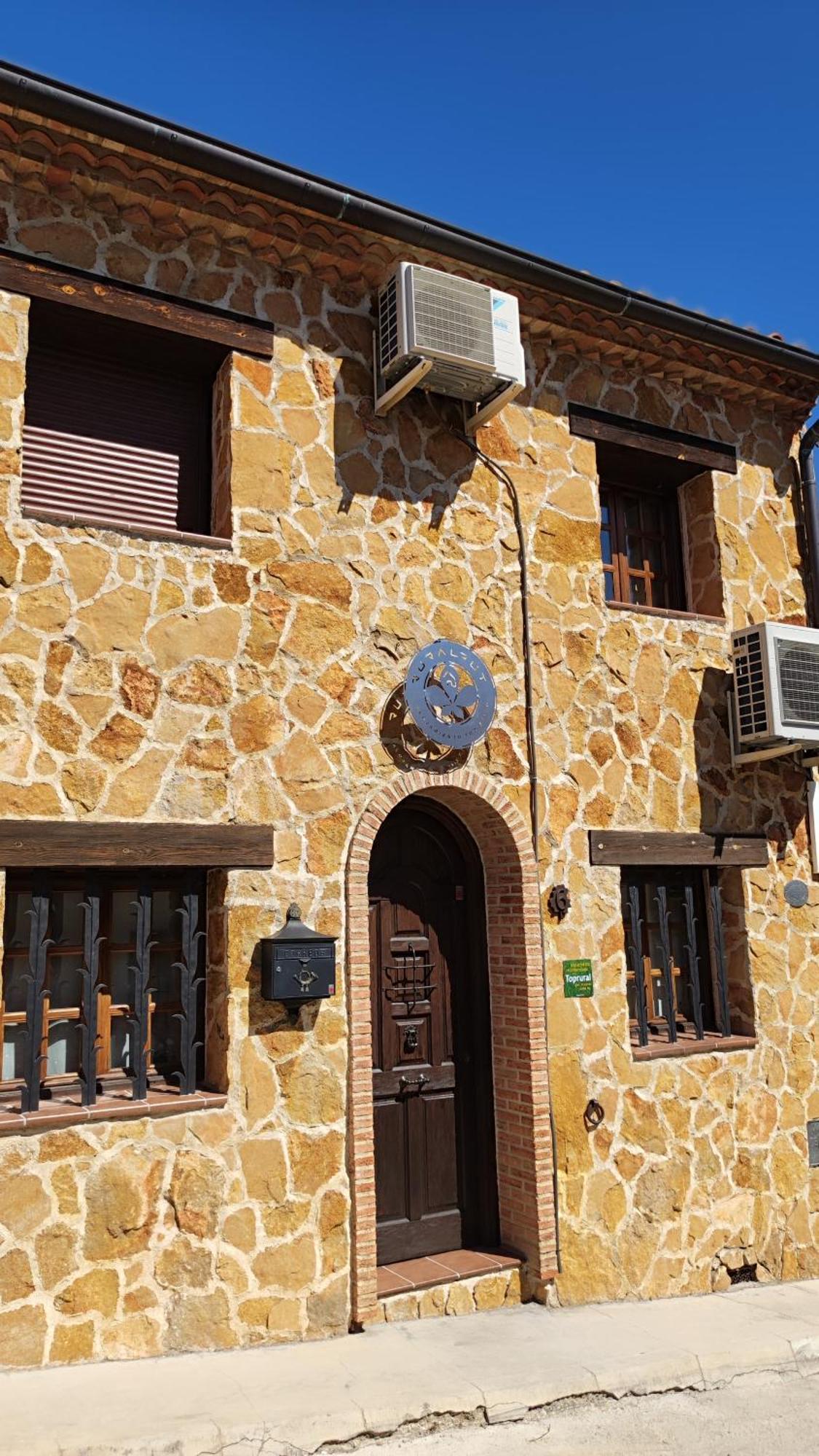 Ruralrut En El Tiemblo Precios Especiales A Partir De 7 Noches, Wifi, Cabina De Hidromasaje, Aire Acondicionado, Zonas De Bano Naturales Cercanas El Tiemblo