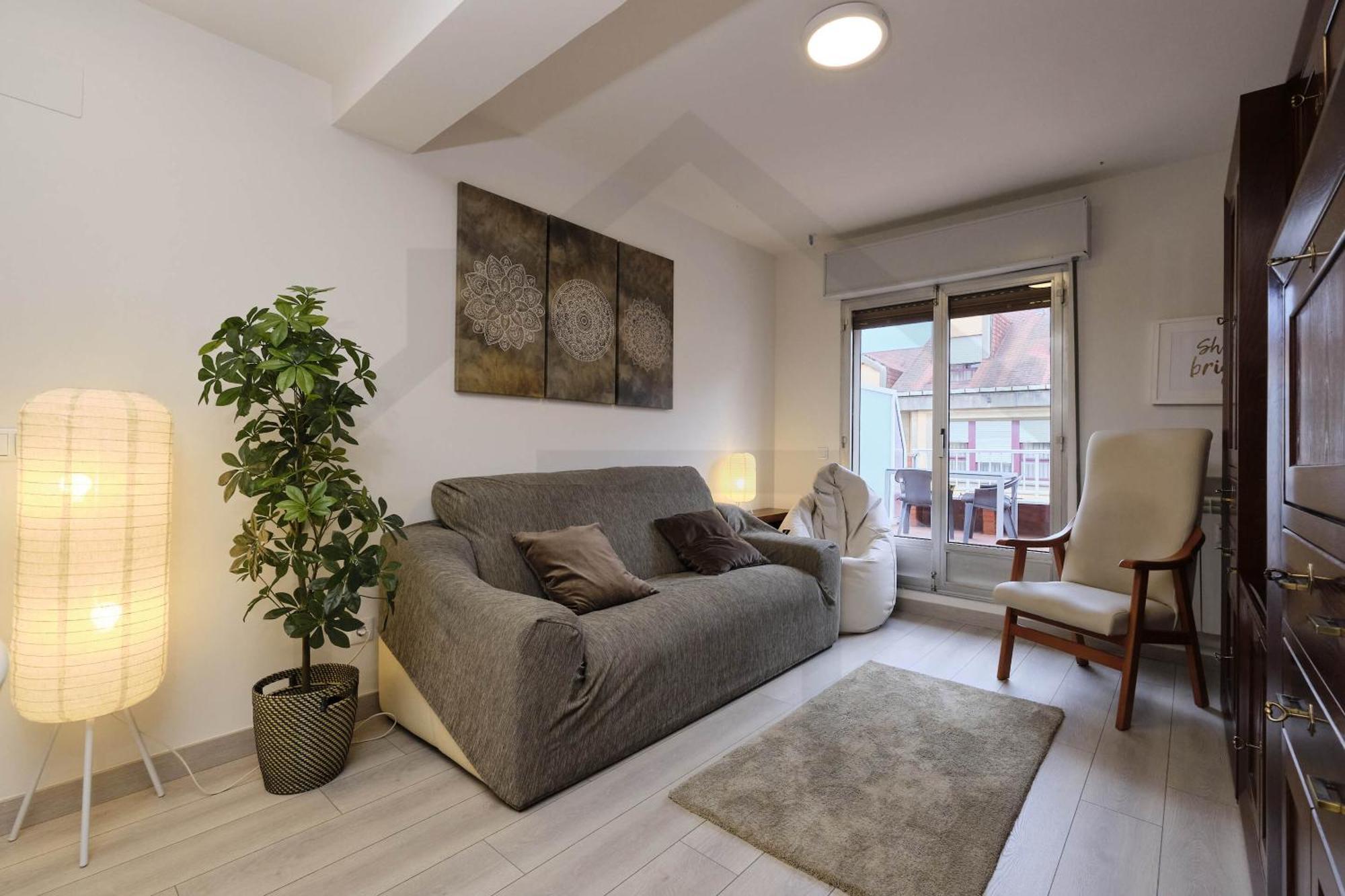 Apartamento Atico Quintana I - Con Terraza, Vistas A La Ciudad, En El Centro, Con Wifi Y Garaje *