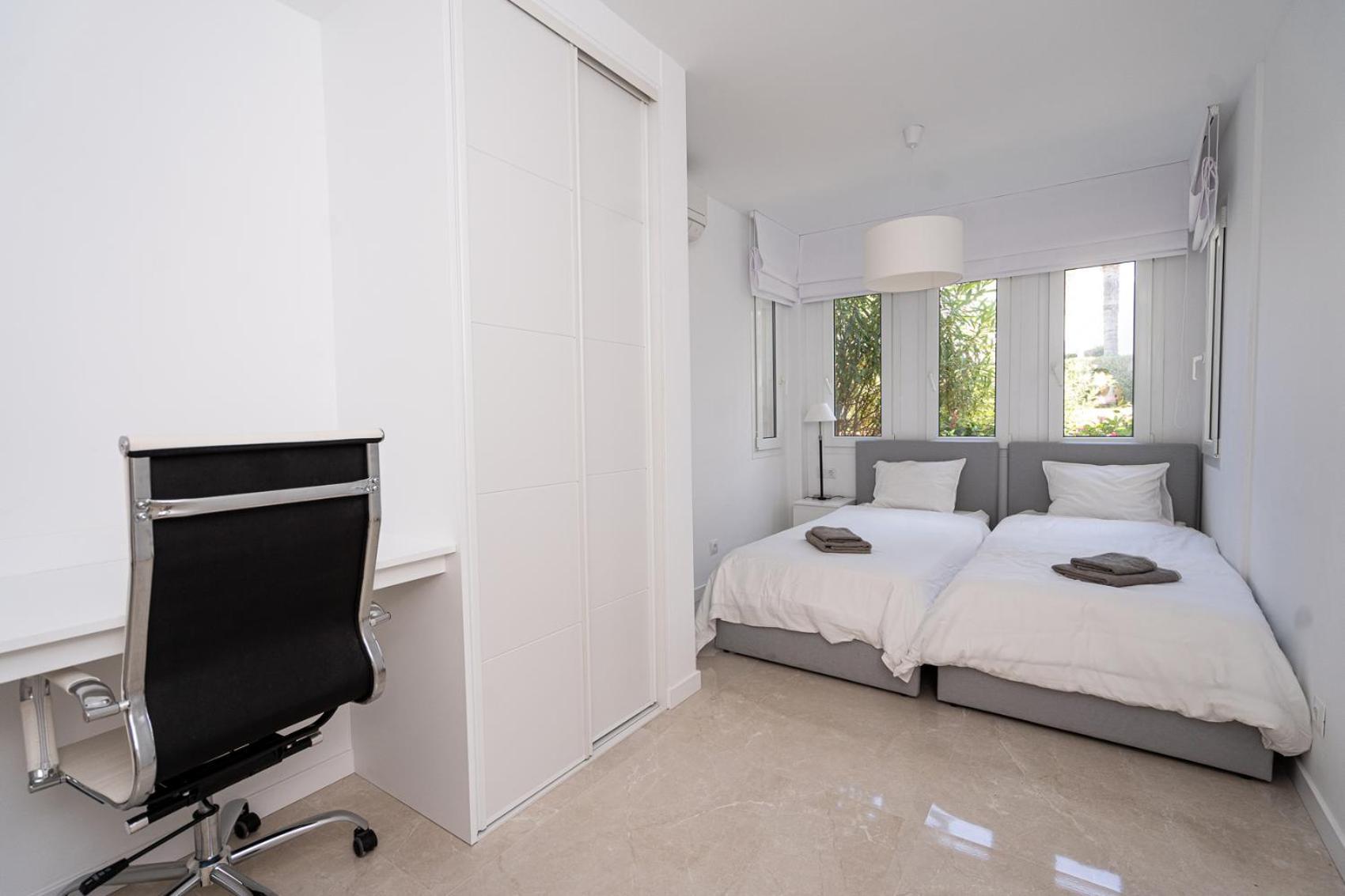 Front-line Garden In Palm Beach, Apartment Marbella