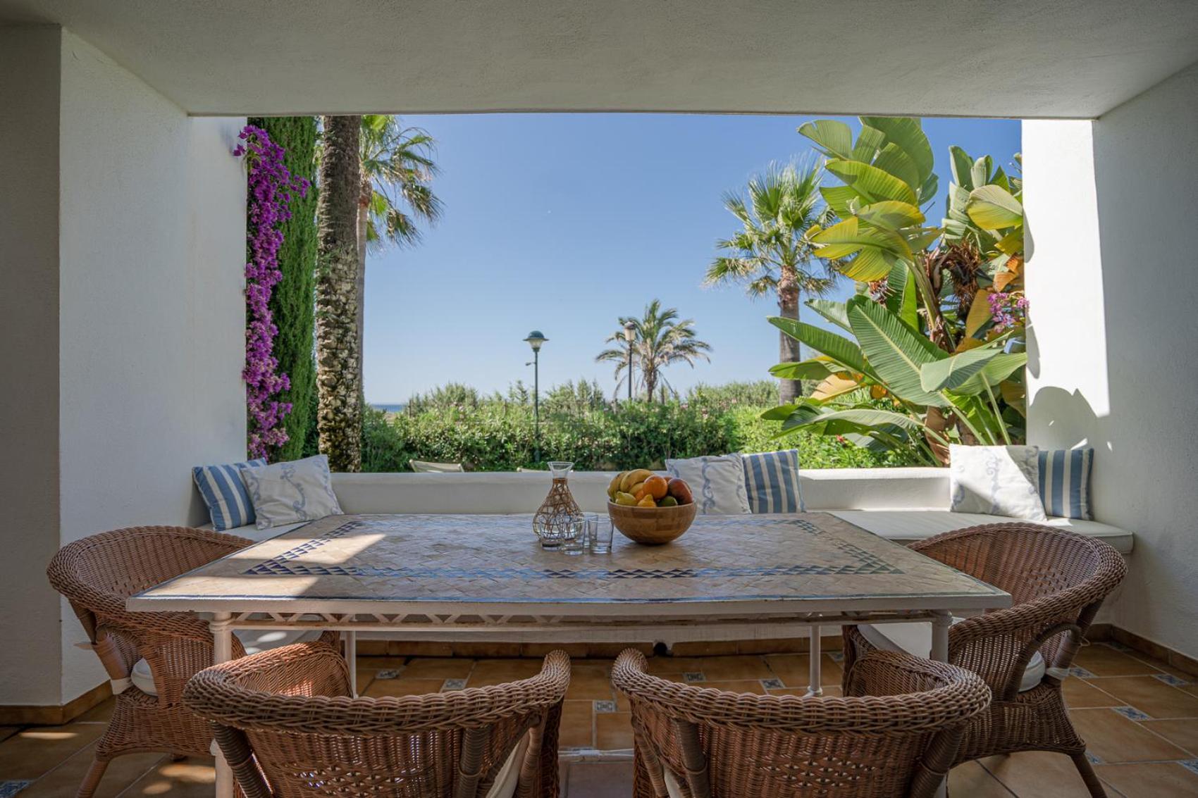 Front-line Garden In Palm Beach, Marbella