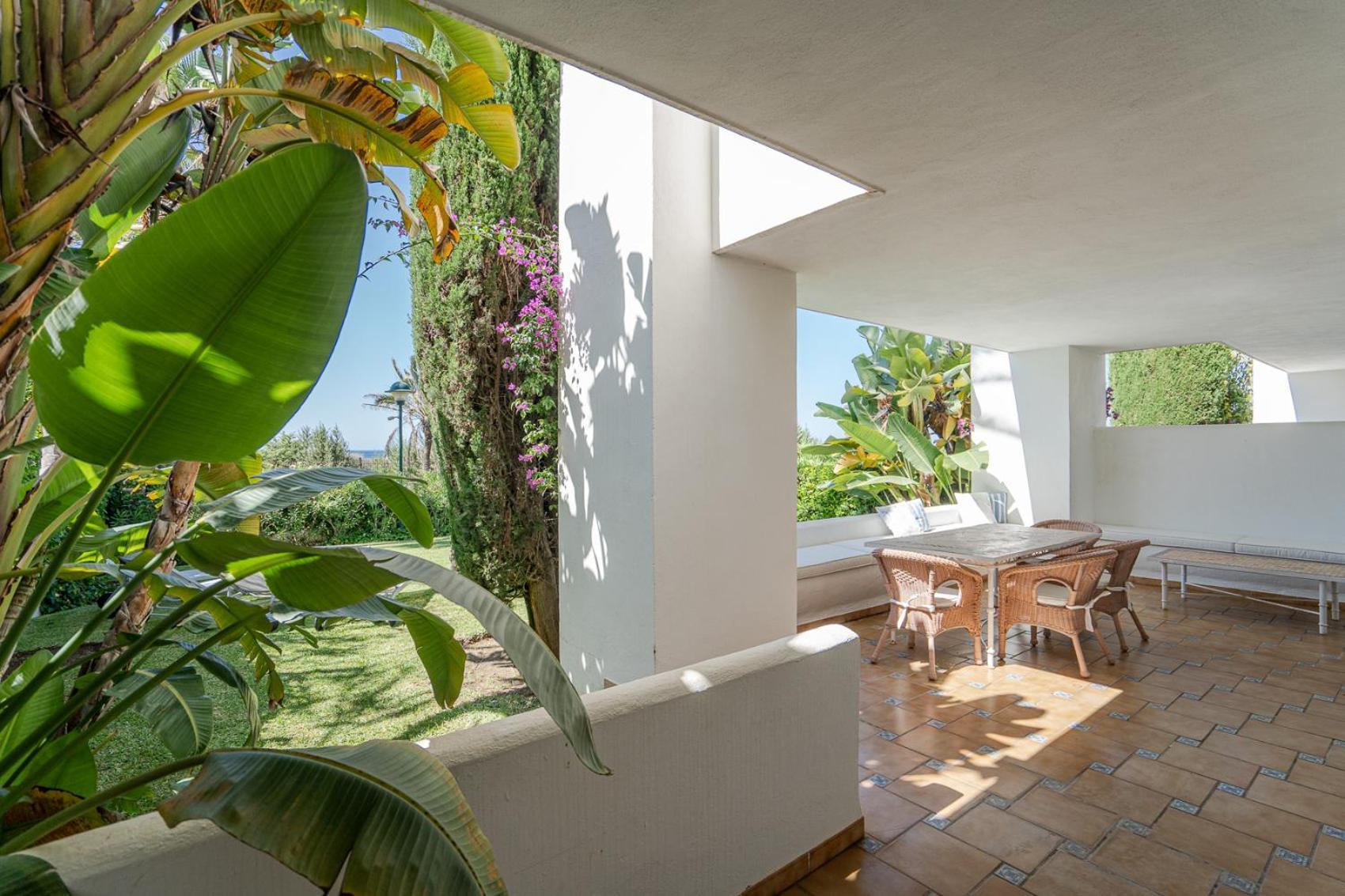 Front-line Garden In Palm Beach, Apartment