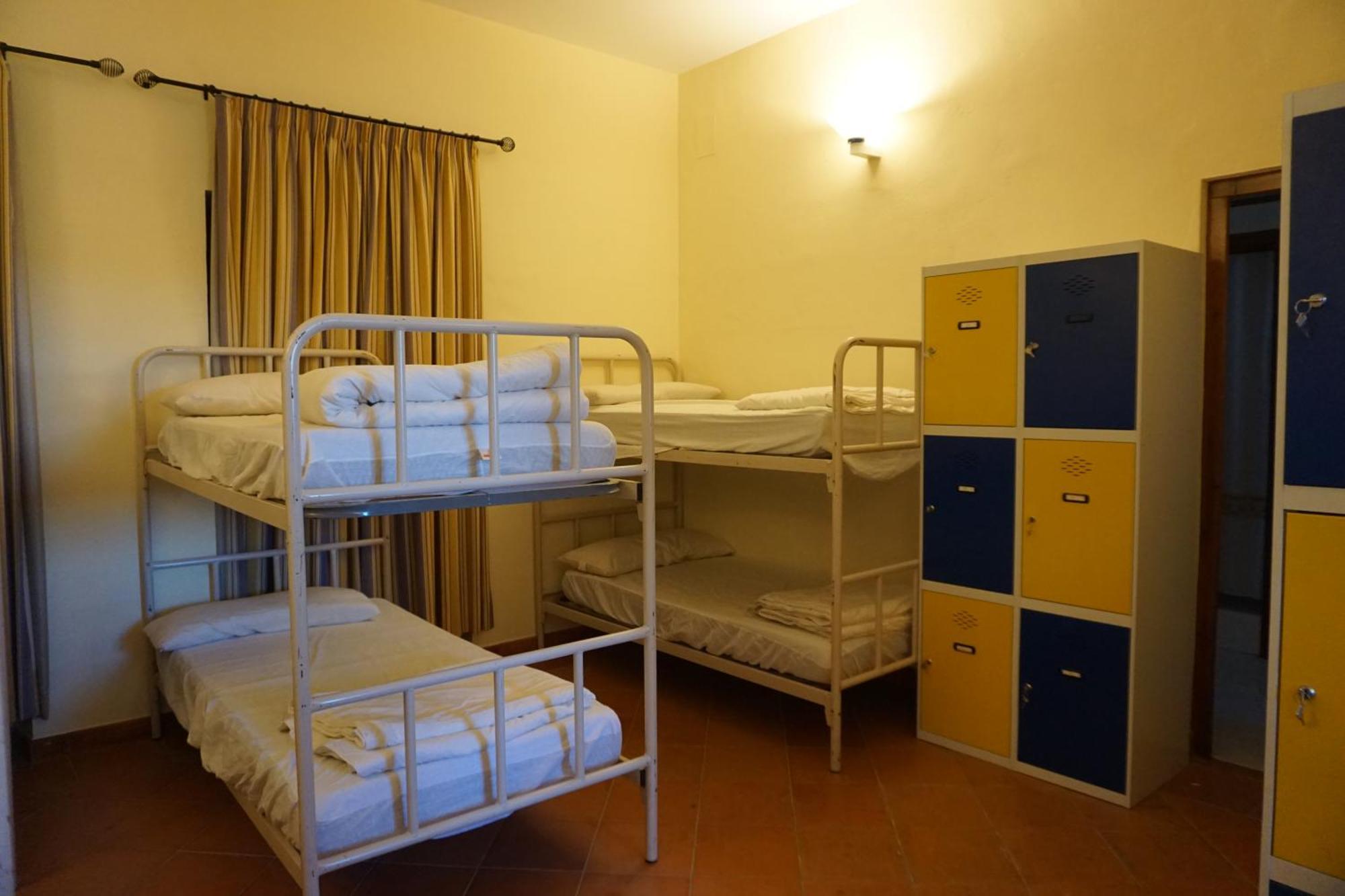 Hostel De *