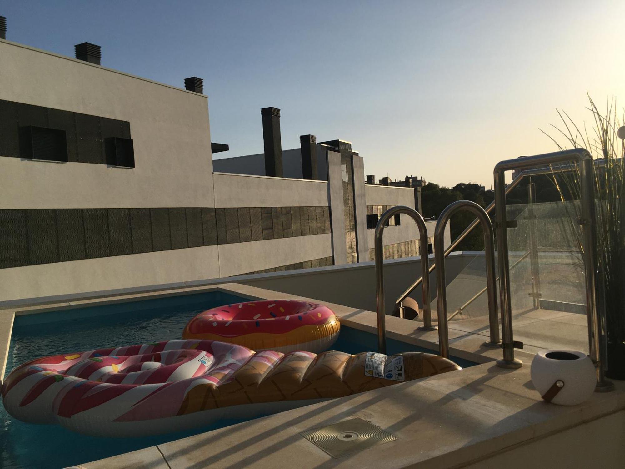 Apartamento Bright Apartment, Community Pool And Own Private Pool On Splendid Terrace, Garage, 900m, Mountains 200m Estepona