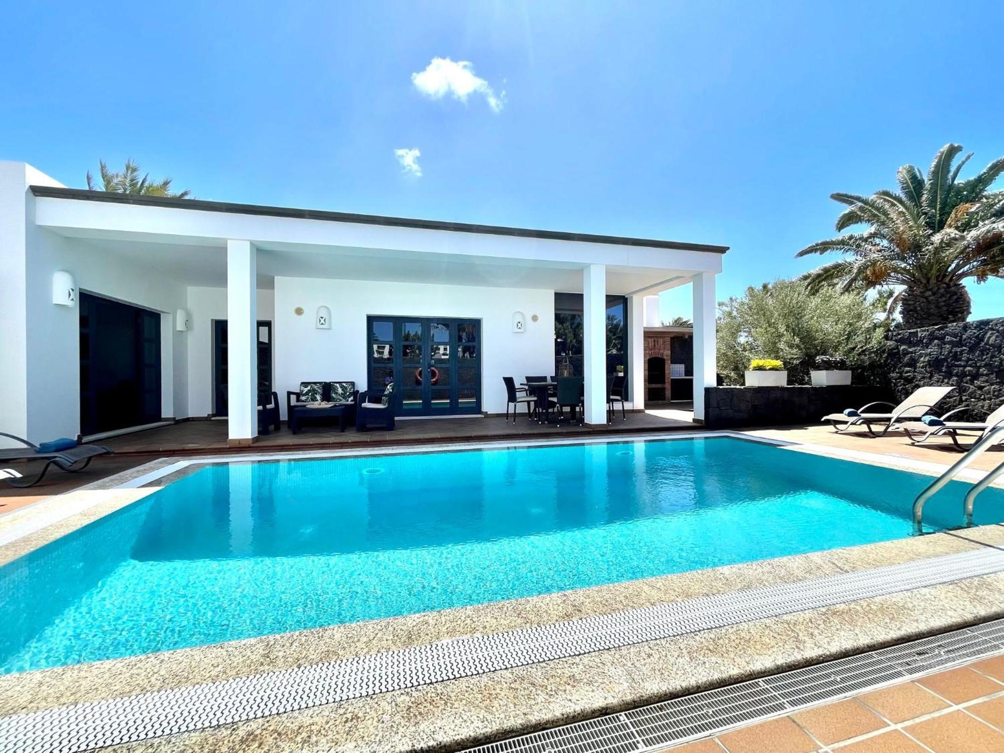 Beautiful 5-bed In * Playa Blanca (Lanzarote)