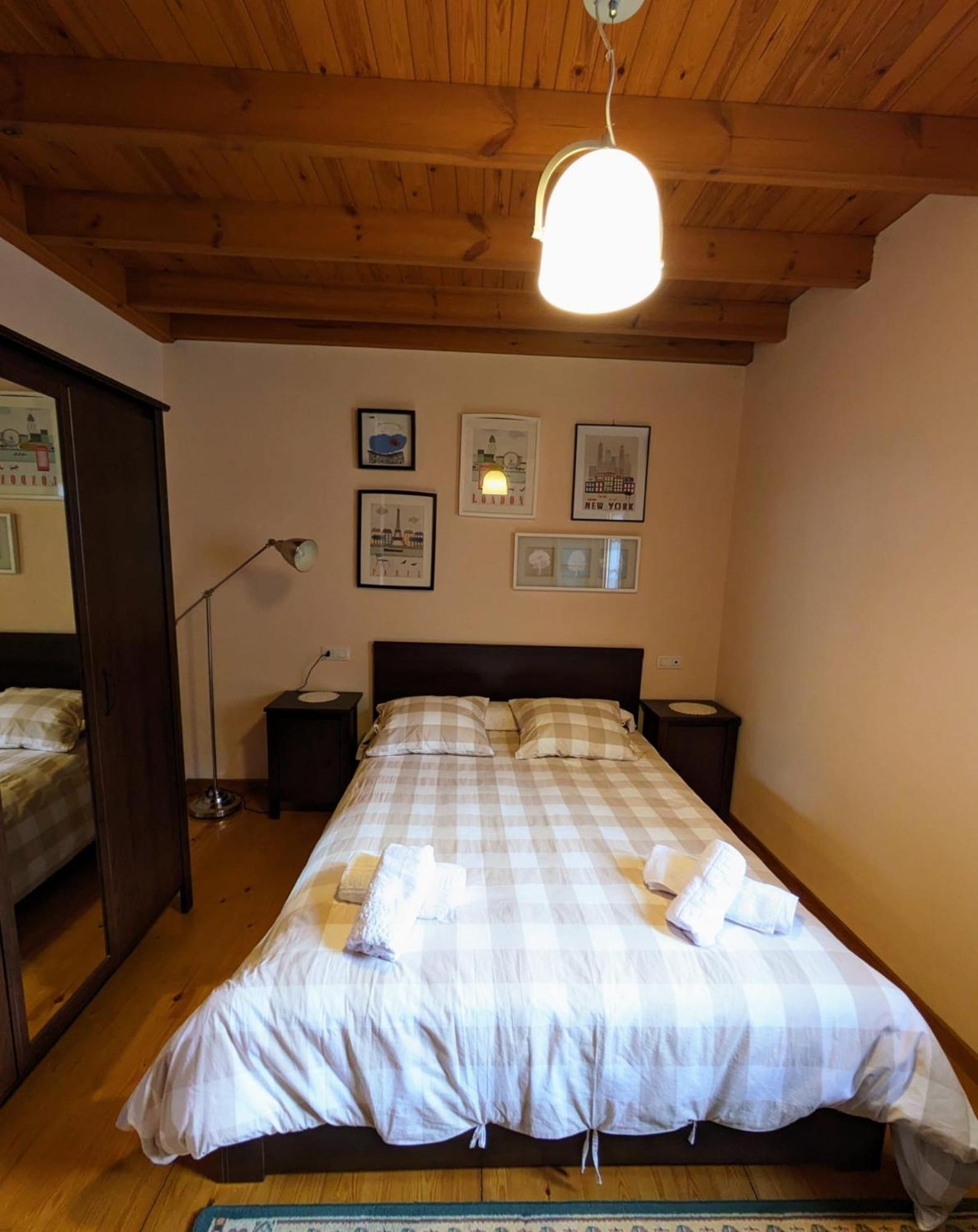 Casa Luisa Biedes, Pilona * Infiesto
