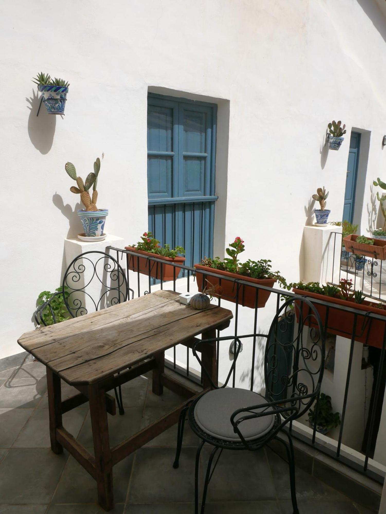 Pensión Casa 3 And Artist Polopos