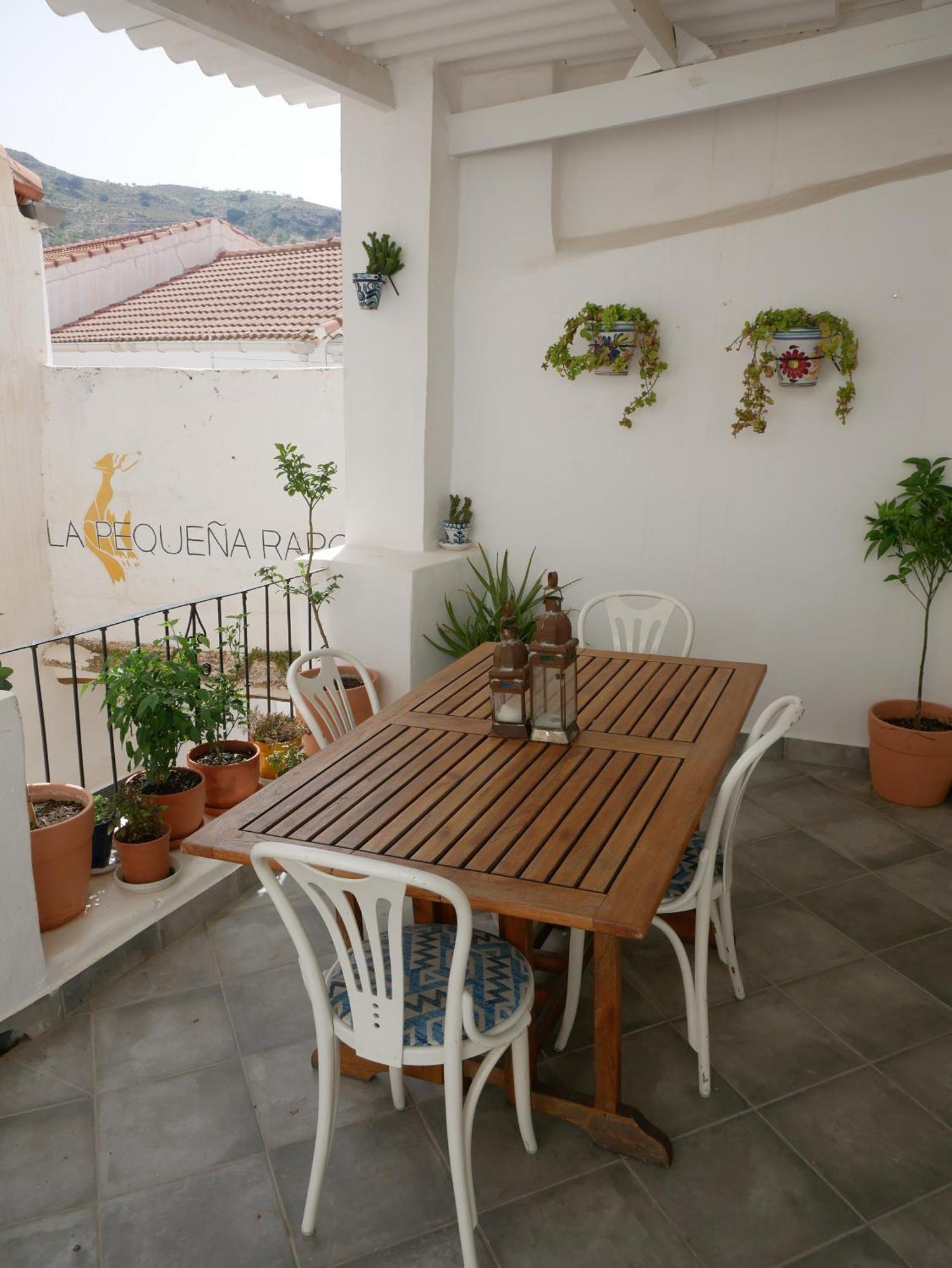 Pensión Casa 3 And Artist Polopos