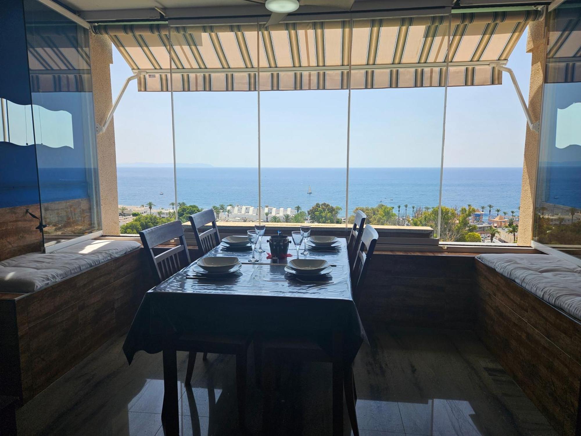 Mirando Al Mar Aguadulce (Almeria)