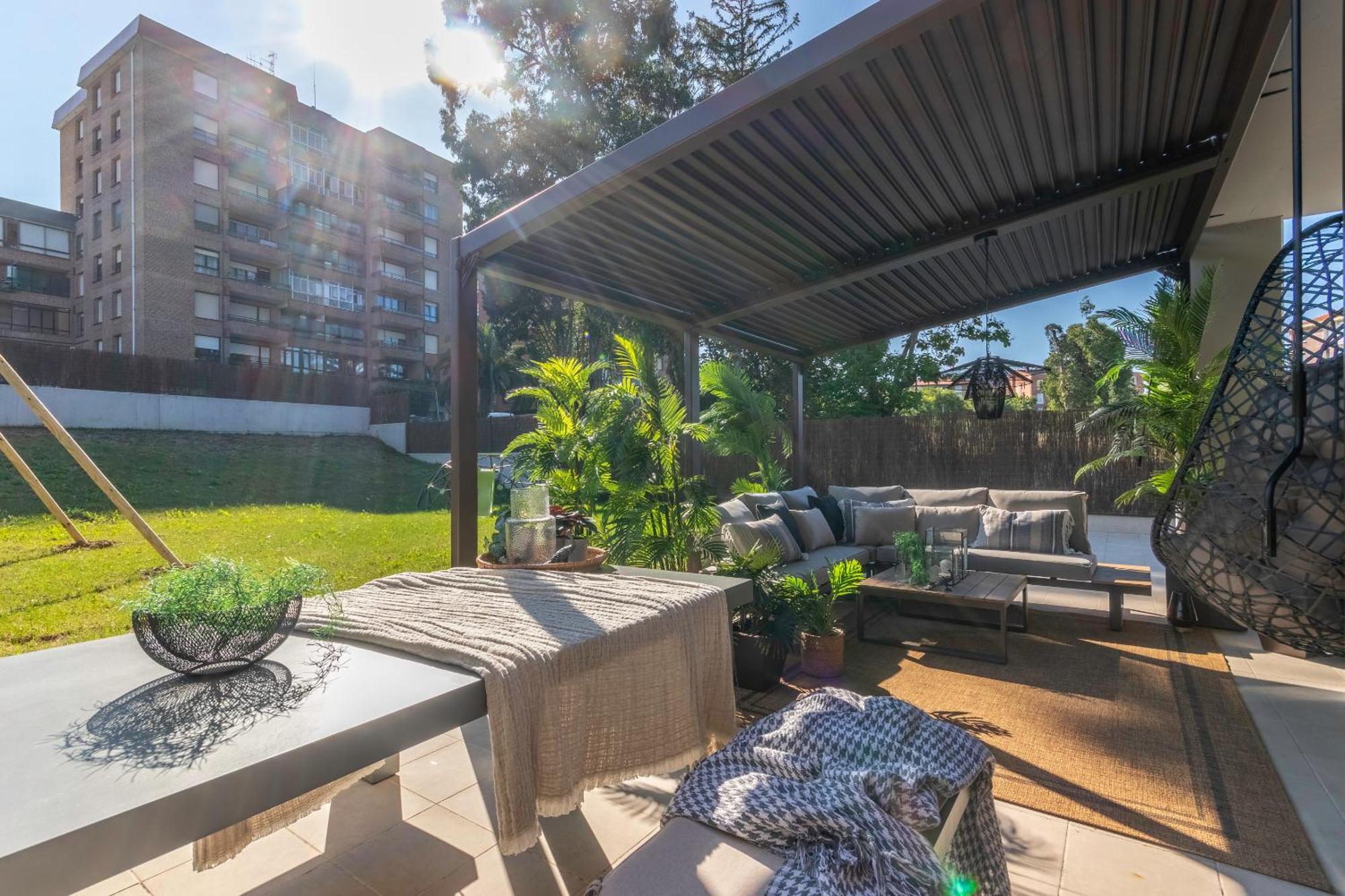 Akomodat En Precioso Y Moderno Con Jardin Y Parking