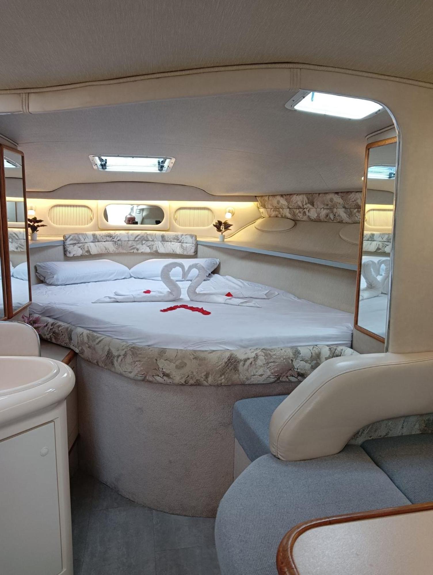 Diagonal Mar Sailboat Hotel en barco *
