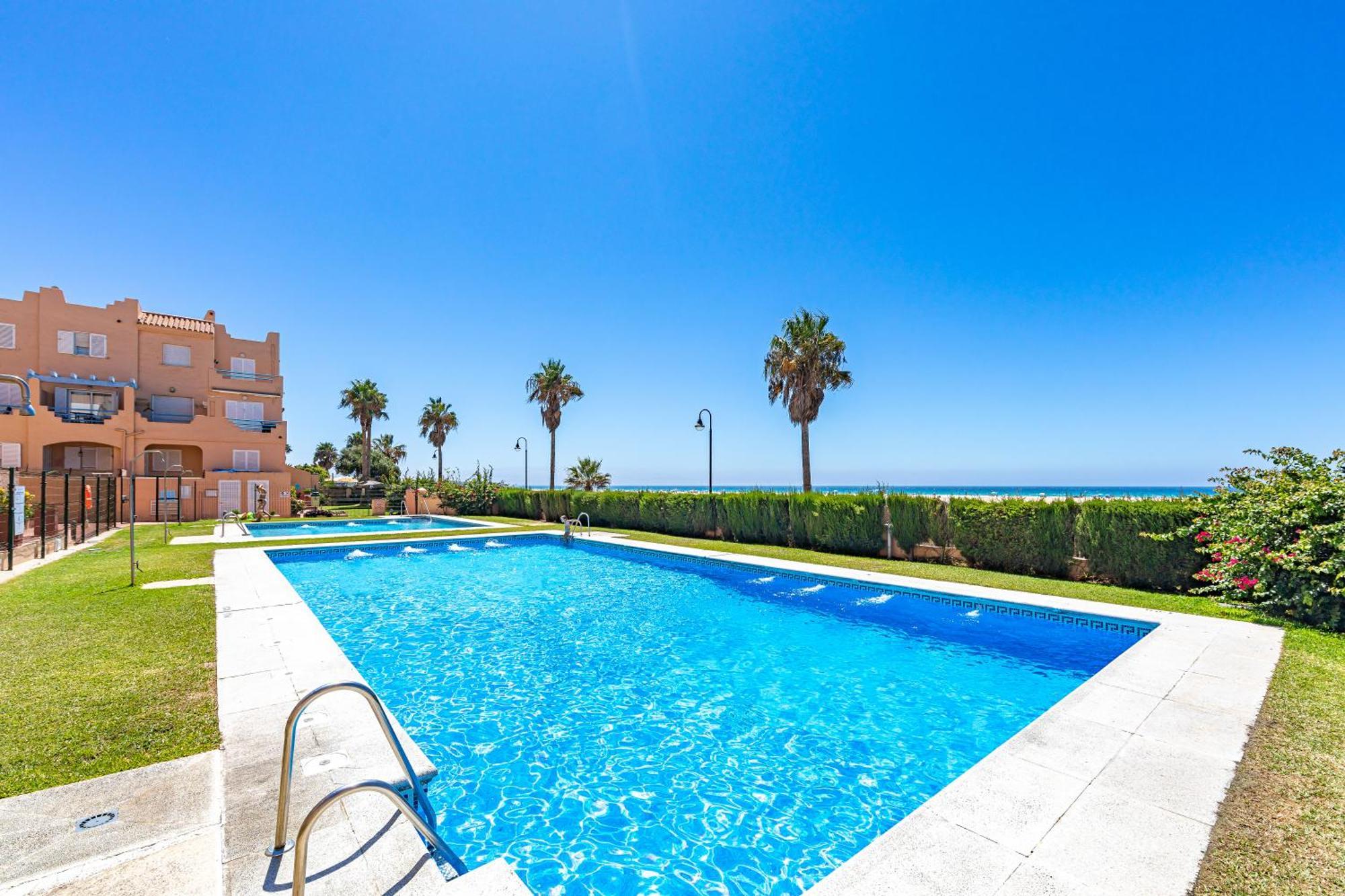 Beachfront, Pool, Terrace, Garage & Fibre Internet *