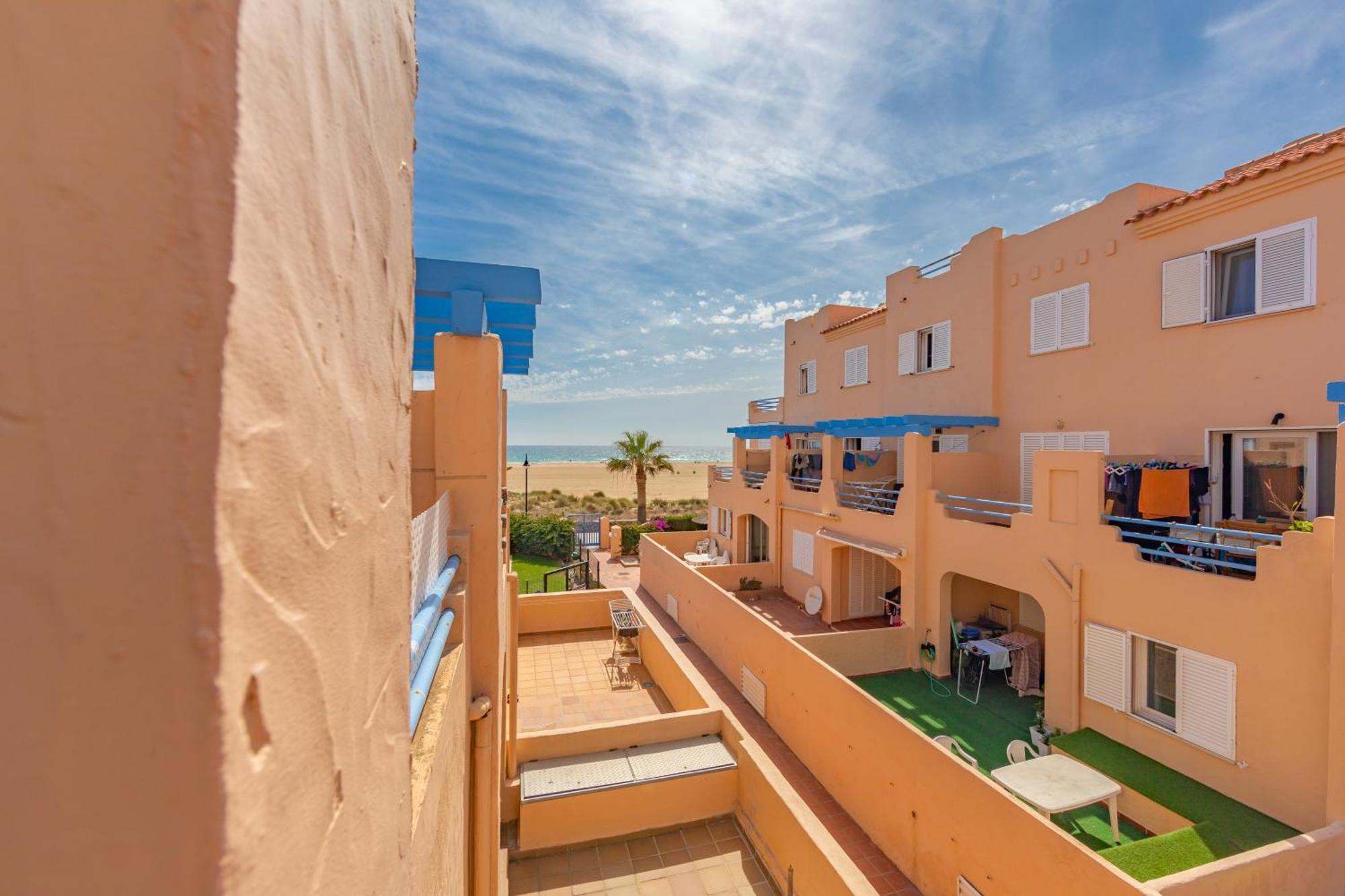 Beachfront, Pool, Terrace, Garage & Fibre Internet *