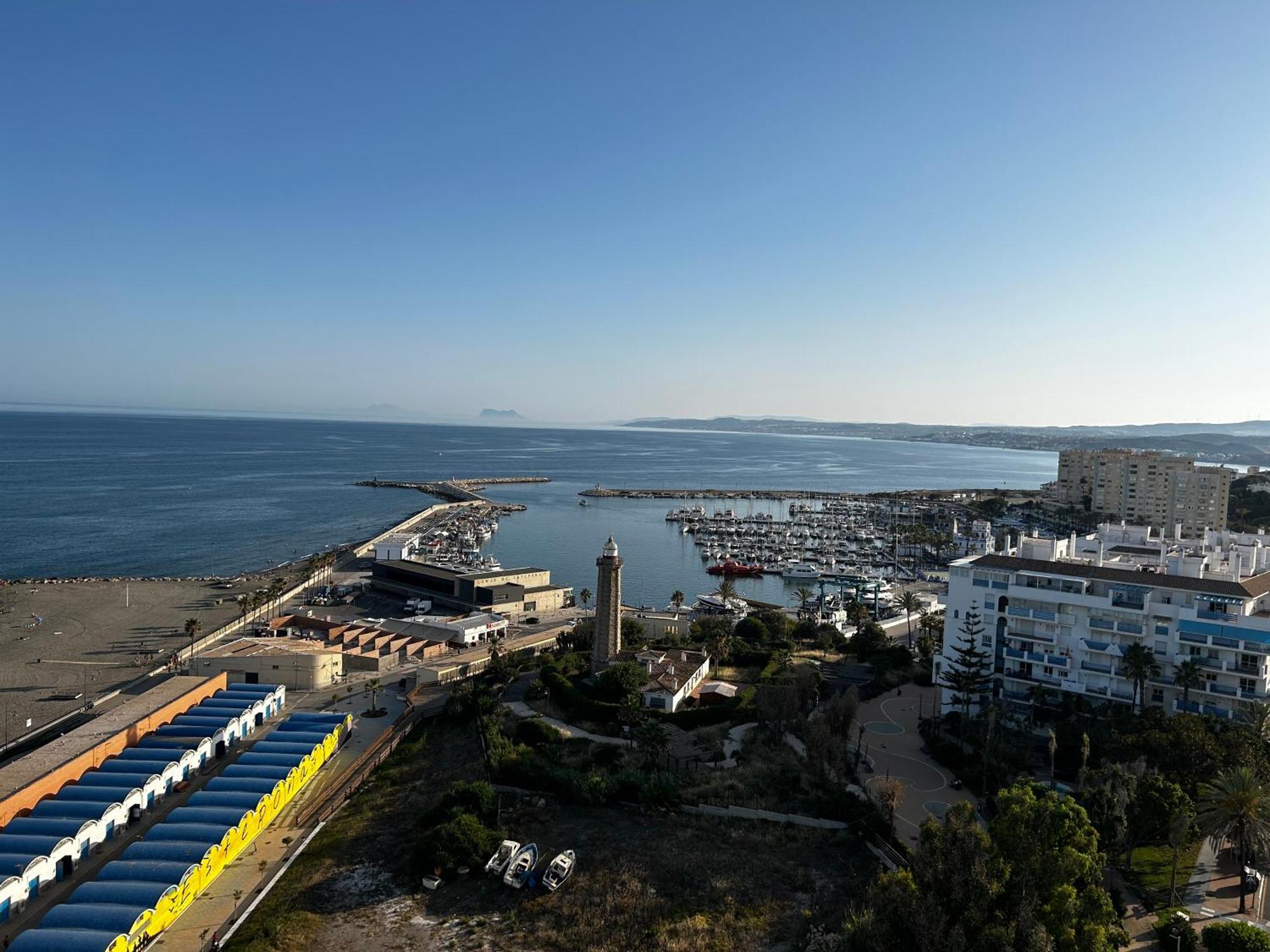 Apartamento Bright Apartment, Community Pool And Own Private Pool On Splendid Terrace, Garage, 900m, Mountains 200m Estepona
