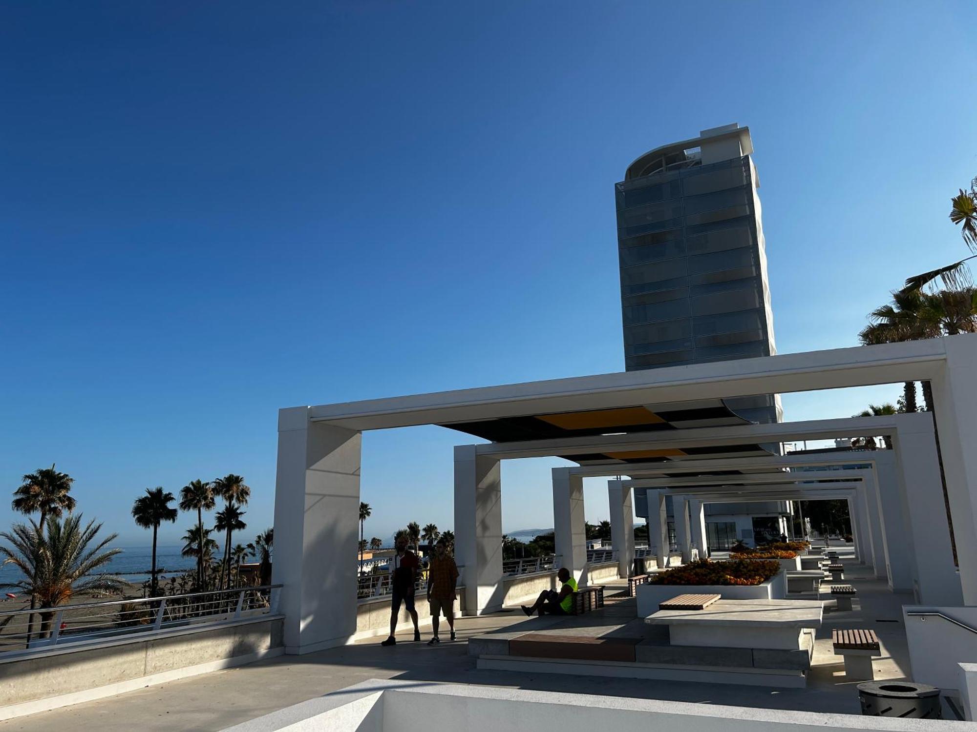 Bright Apartment, Community Pool And Own Private Pool On Splendid Terrace, Garage, 900m, Mountains 200m * Estepona