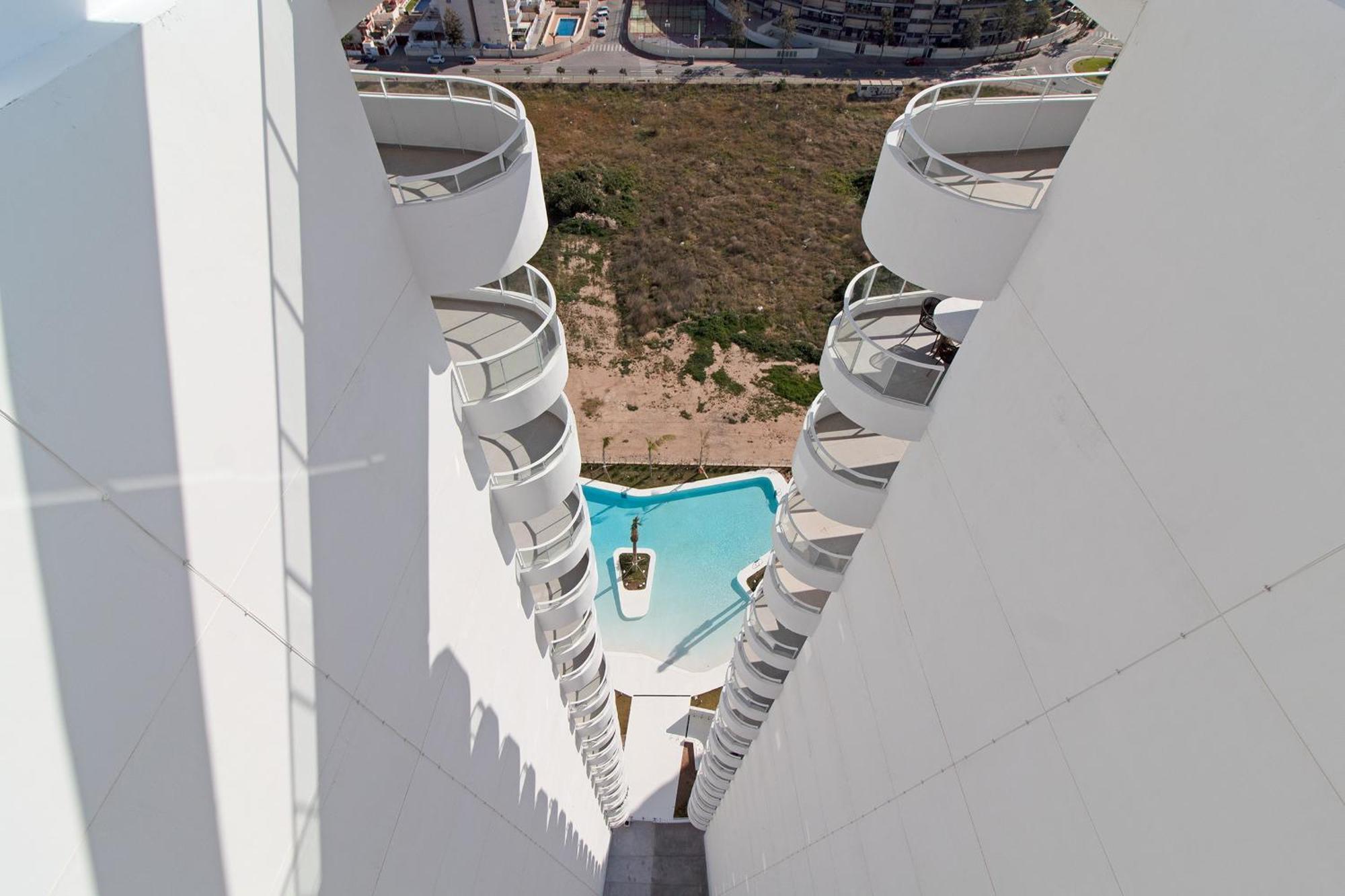 Global Properties, 5 Personas Con Terraza