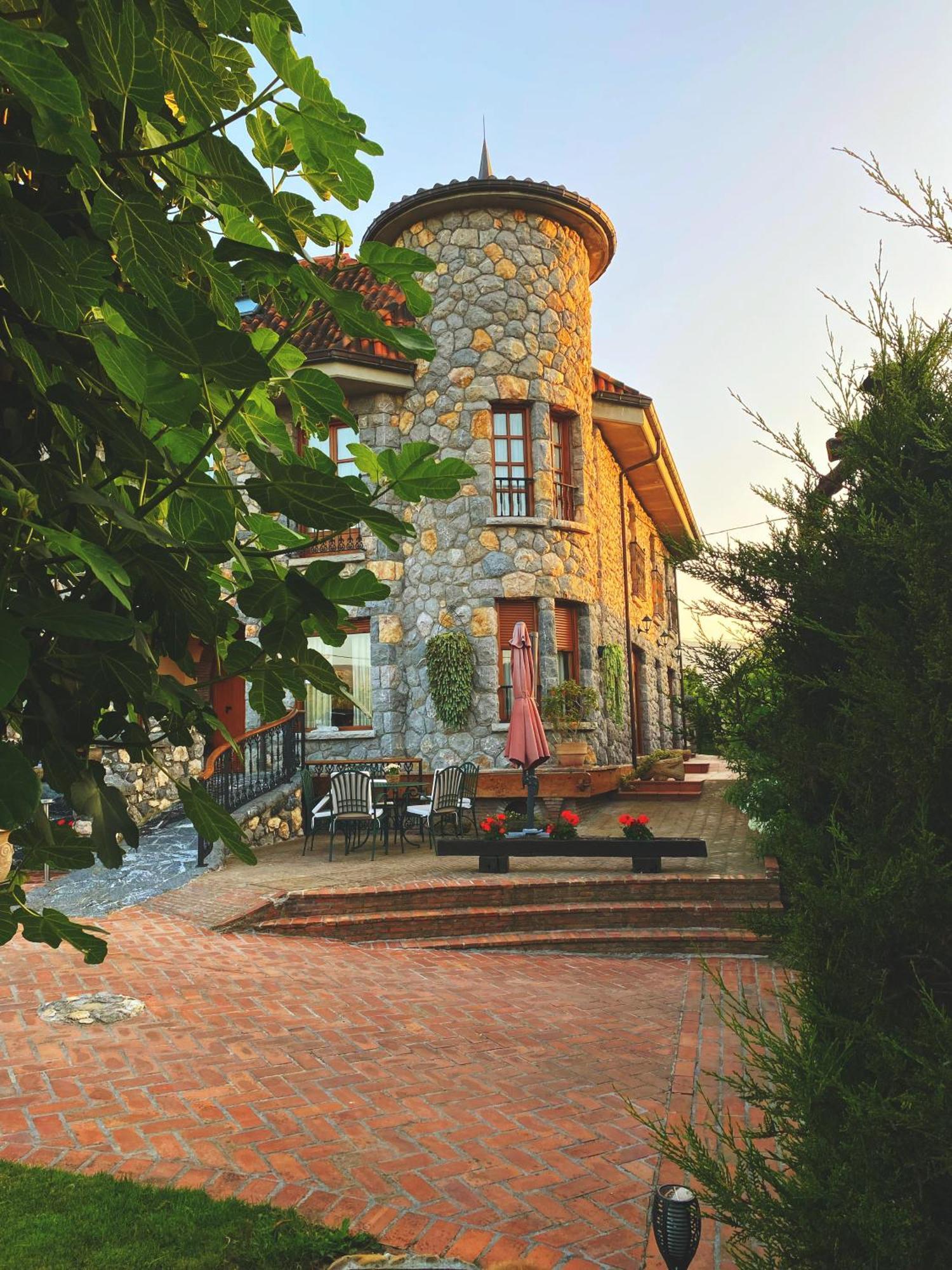 La Llosa De Samano Hotel 2*