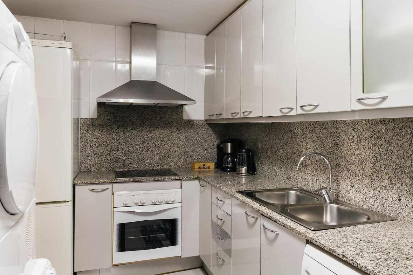Comfortable 4 2bath W Balcony Apartment