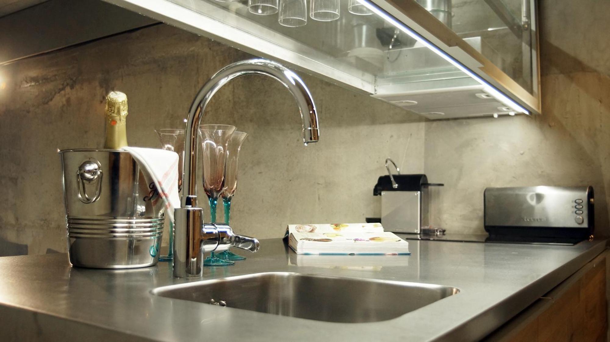 My Space Emirates - Fully Equipped Near The With Shared Pool Apartment Barcelona
