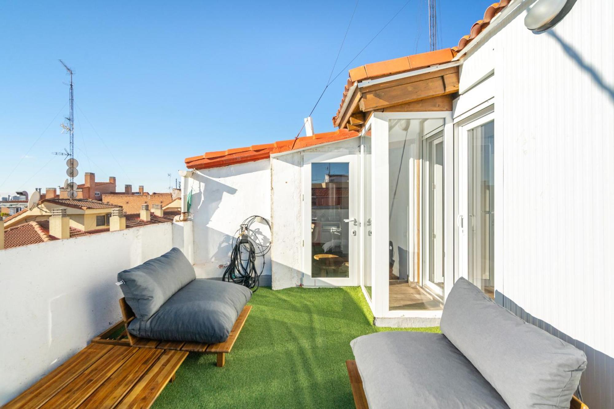 Atico Con Terraza En Lavapies Alquiler Temporal Apartment