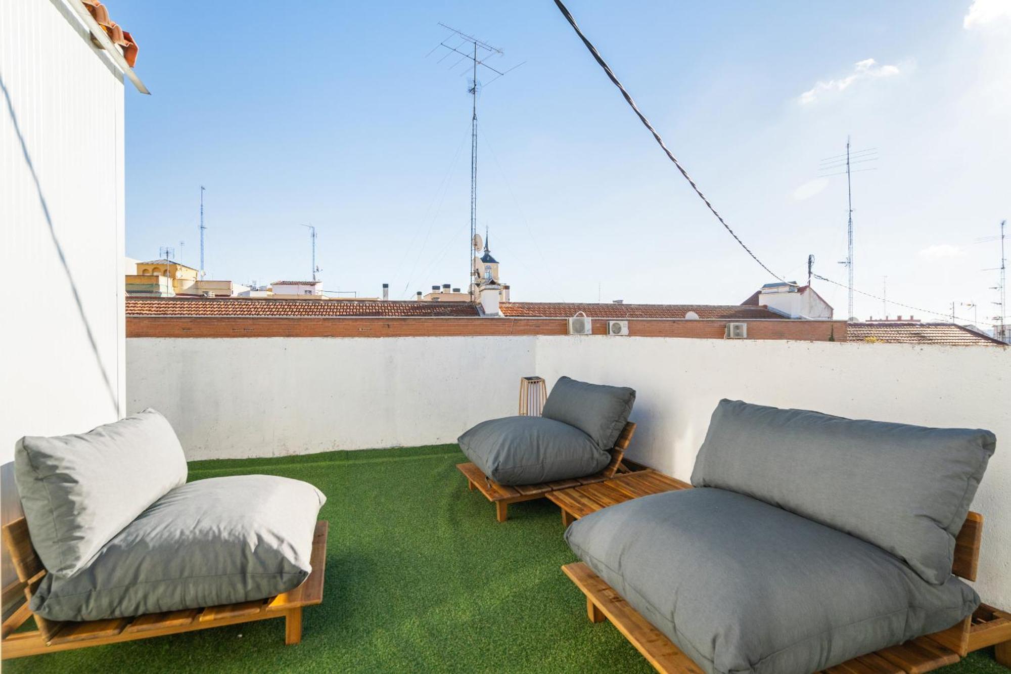 Atico Con Terraza En Lavapies Alquiler Temporal Apartment